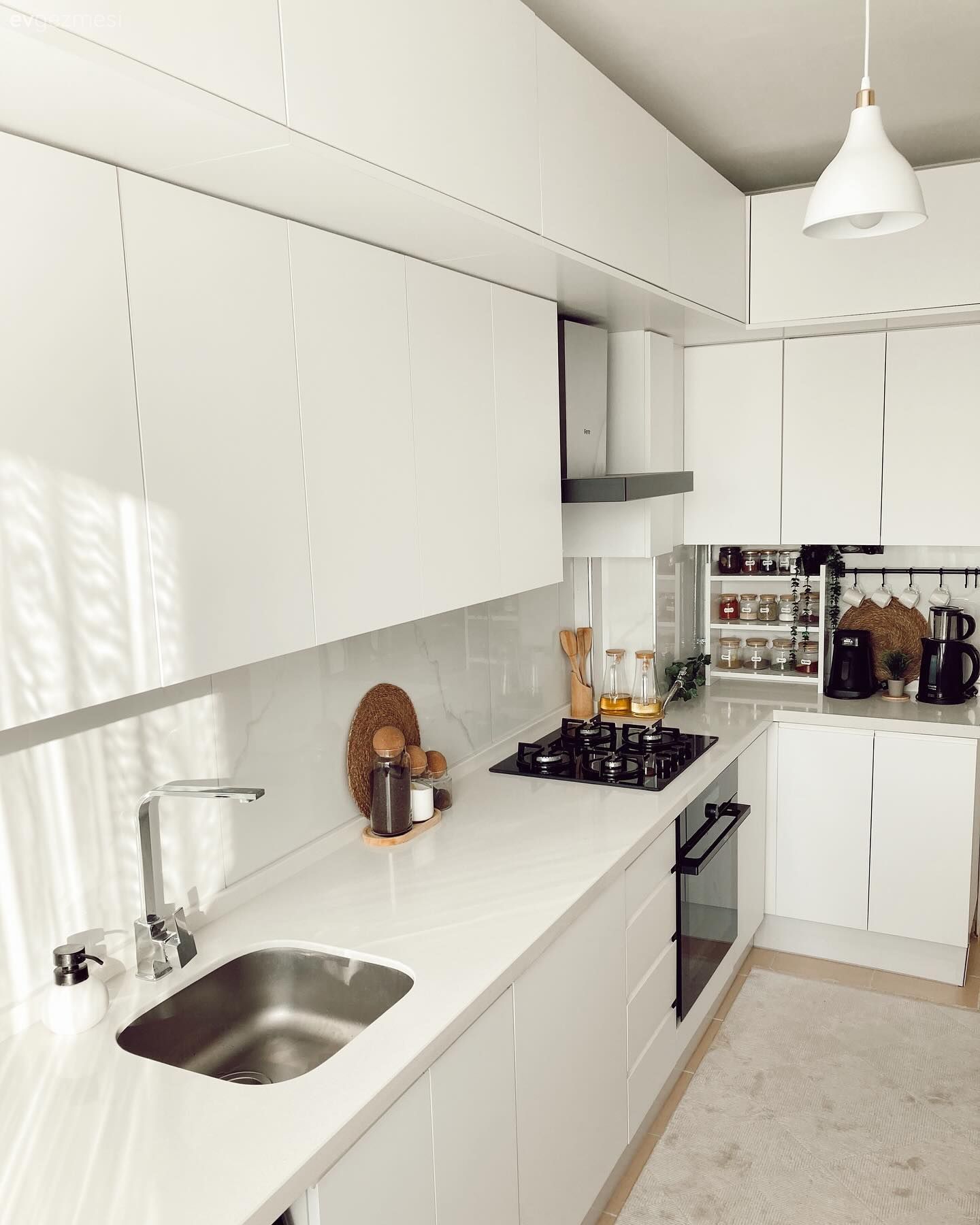 Mutfak, Beyaz, Kulpsuz mutfak dolabı, Modern, Modern mutfak, L-tipi mutfak, Ankastre, Siyah, Davlumbaz, Mutfak aksesuarları, Eviye , Mutfak bataryası, Tezgah arası seramik, Mutfak tezgah arası