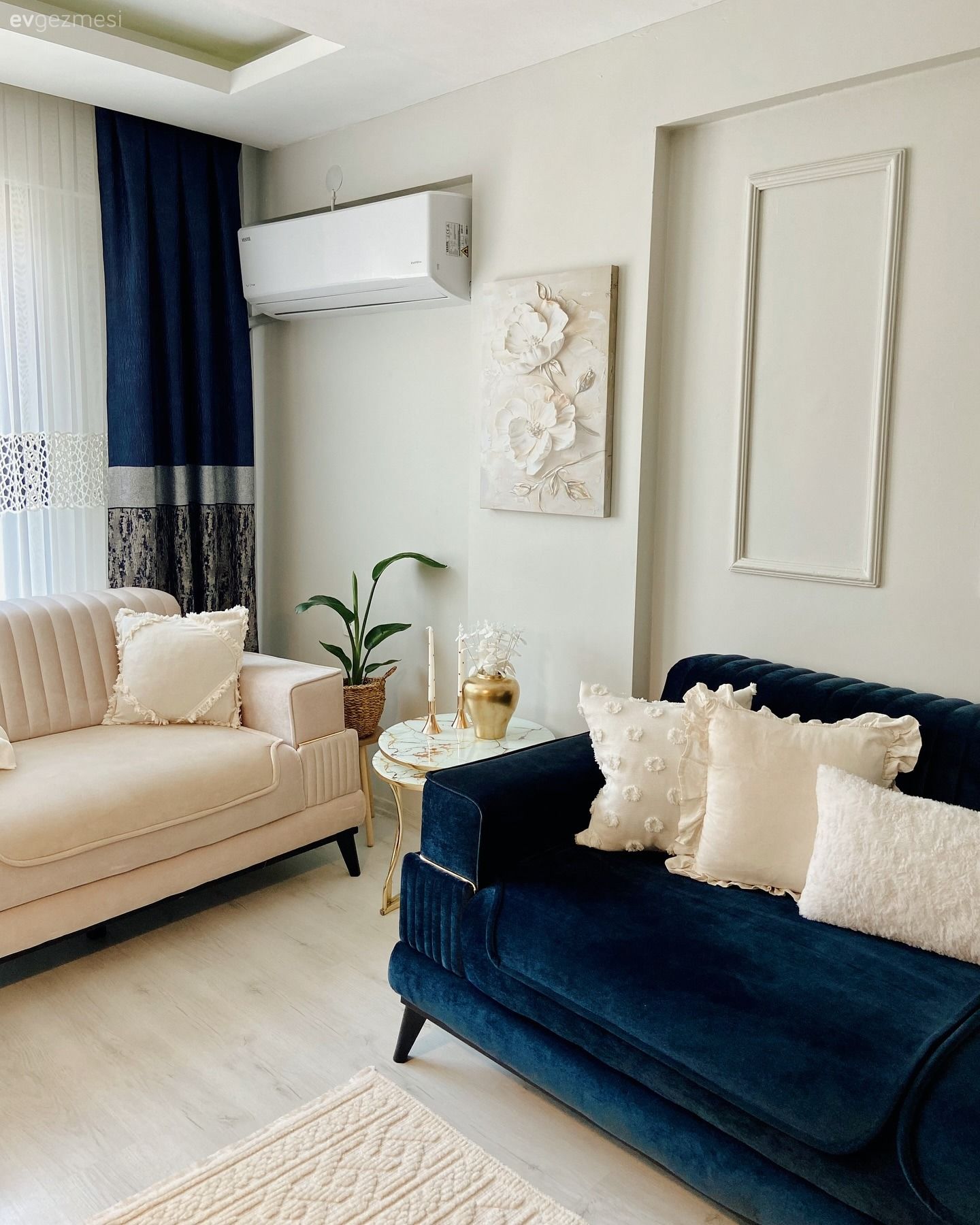 Lacivert ve Krem Uyumu Bu Evin Karakterini Belirleyen Detay