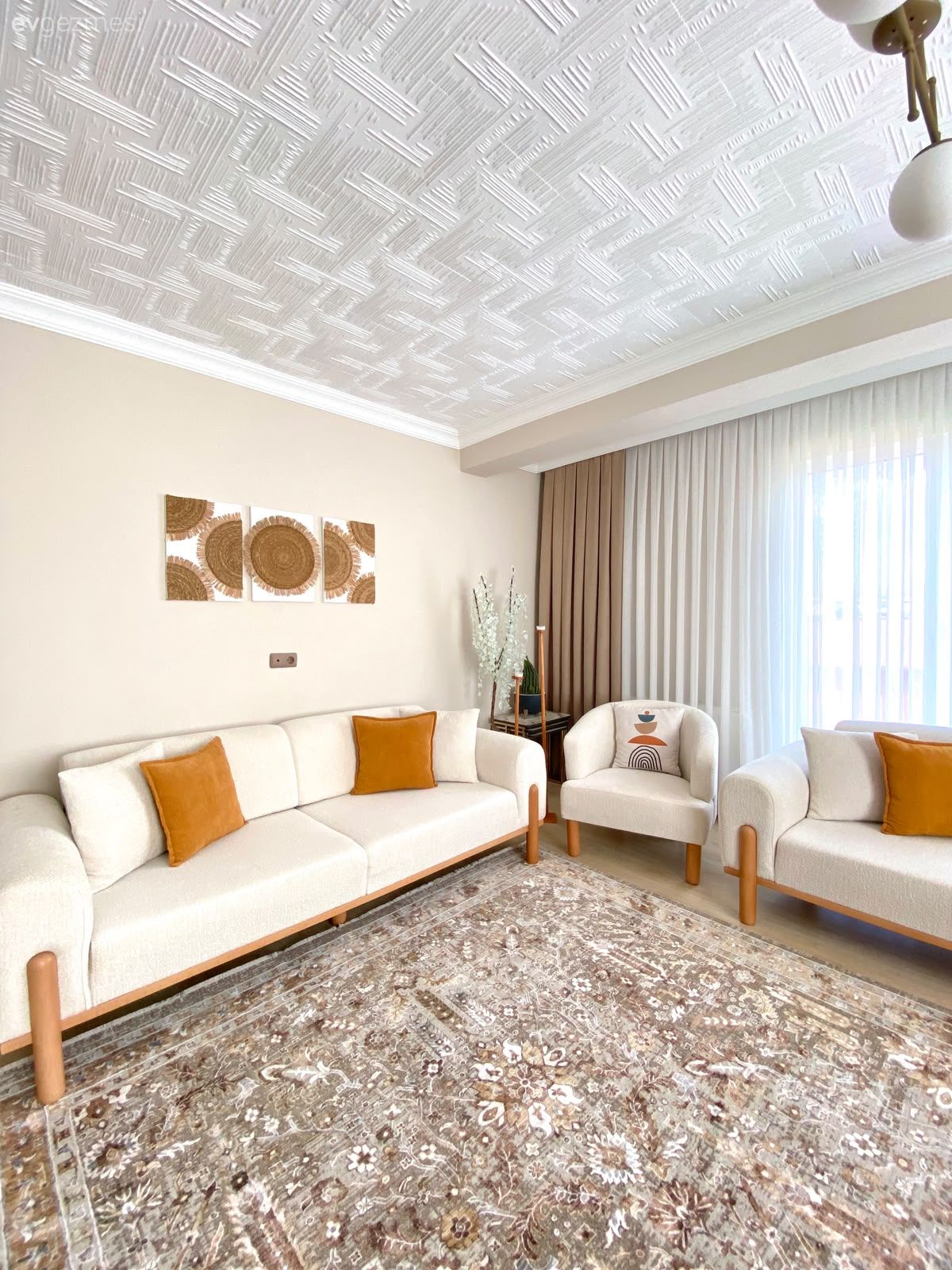 Salon, Modern, Beyaz, Kahverengi, Krem, Bej, Koltuk takımı, Fon perde, Perde, Tül perde, Halı, Salon halısı, Avize, Aydınlatma, Salon avizesi, Kırlent, Ev tekstili, Turuncu