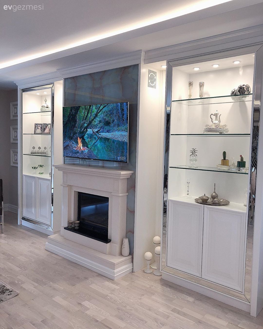 Salon, Beyaz, Tv ünitesi, Tv ünitesi aksesuarları, Ev Aksesuar, Şömine, Led aydınlatma, Aydınlatma, Dekoratif Objeler, Mum, Mumluk, Parke, Büyük salon, Klasik