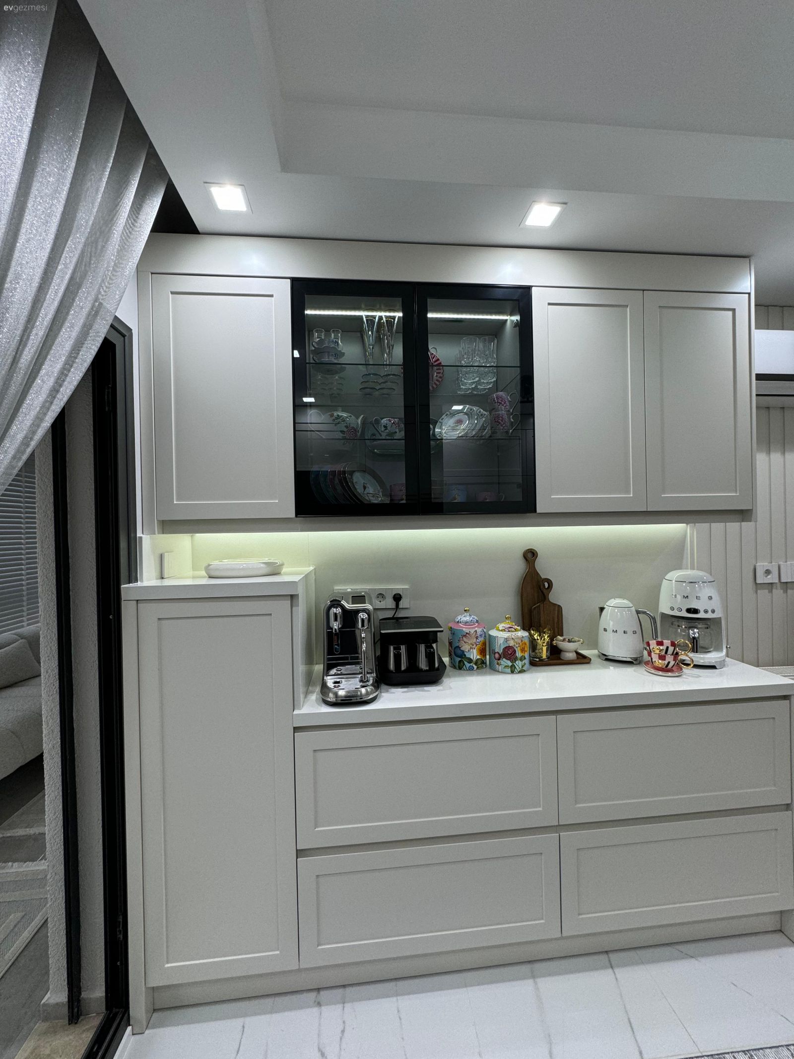 Bu İzmir Evinde Modern Stil Aynalar Eşliğinde Seviliyor!