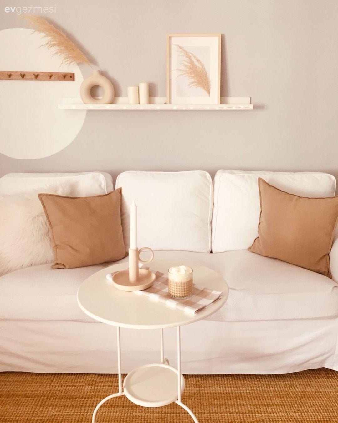 Salon, Bohem Dekorasyon, İskandinav, Duvar rafı, Duvar dekorasyonu, Yuvarlak ayna, Dekoratif ayna, Orta sehpa, Sehpa, Jüt halı, Halı, Salon halısı, Kırlent, Ev tekstili, Çerçeve, Yan sehpa