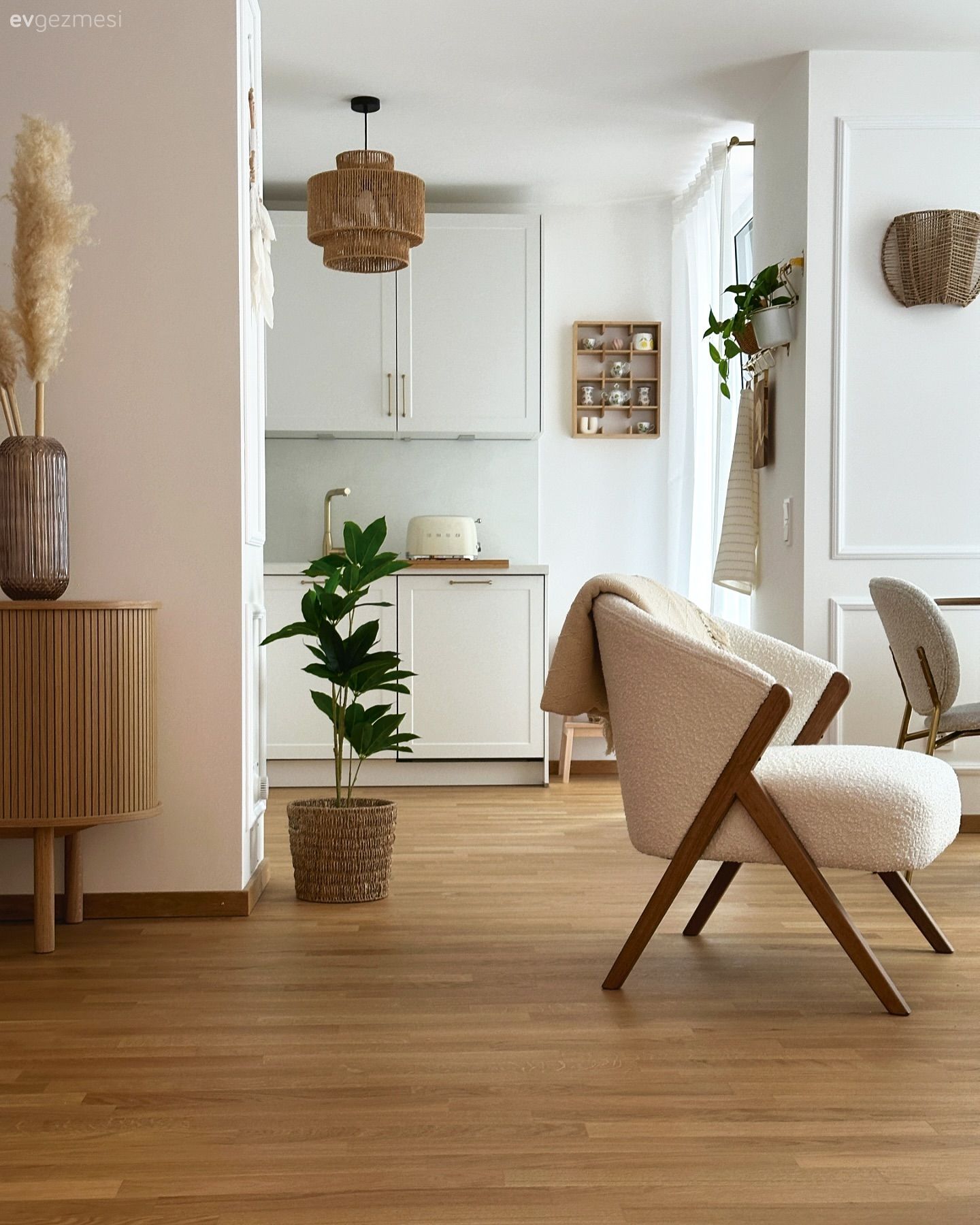 Bu İskandinav Evin Karakterini Beyaz ve Ahşaplar Oluşturmuş!