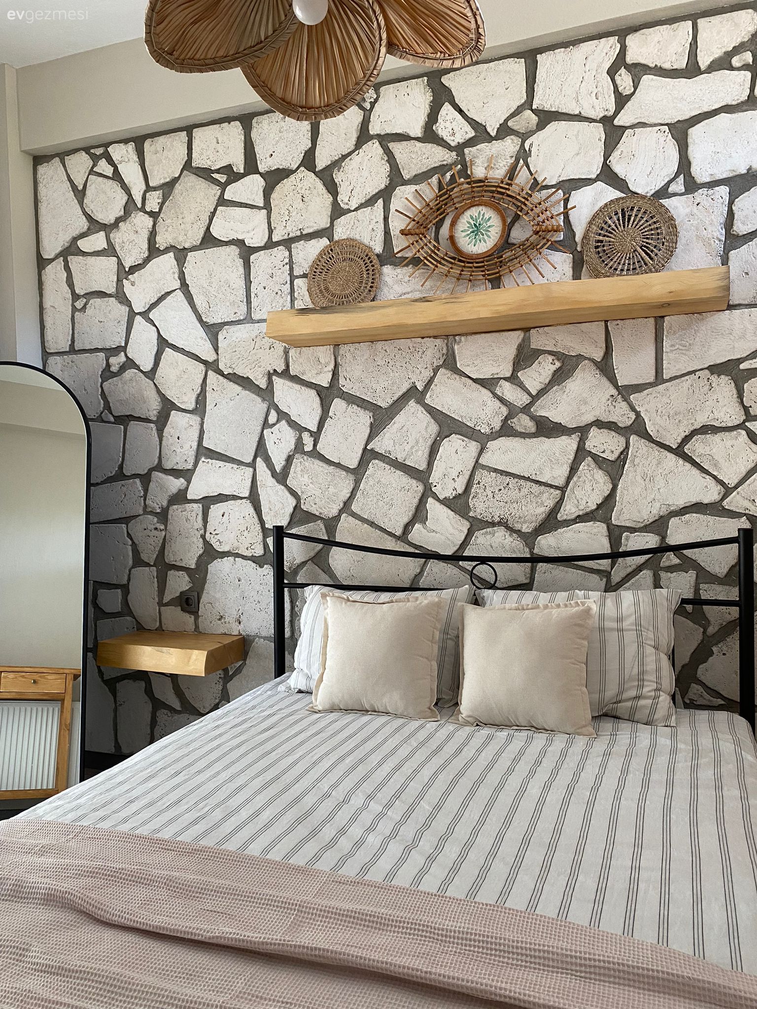 Muğla'daki 100 M2'lik Bu Köy Evinin İçi Beton Dışı Taş!