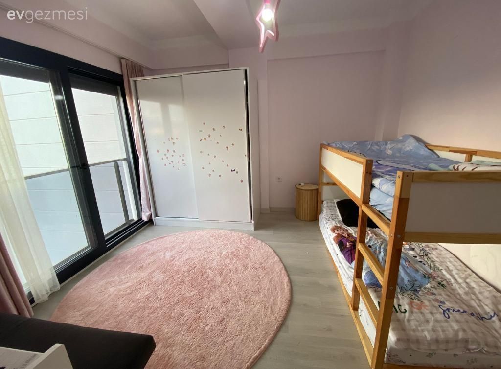 Çocuk Odası, Pudra pembe, Beyaz, Dolap, Yuvarlak halı, Halı, Stor perde