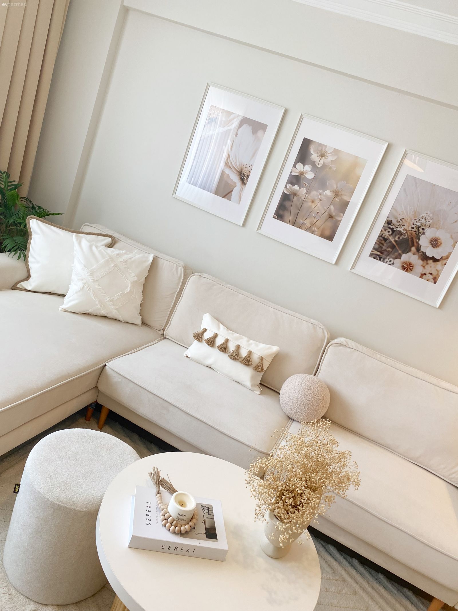 Salon, İskandinav, Beyaz, Bej, Krem, Fon perde, Perde, Köşe koltuk, Koltuk takımı, Tablo, Duvar dekorasyonu, Kırlent, Ev tekstili, Puf