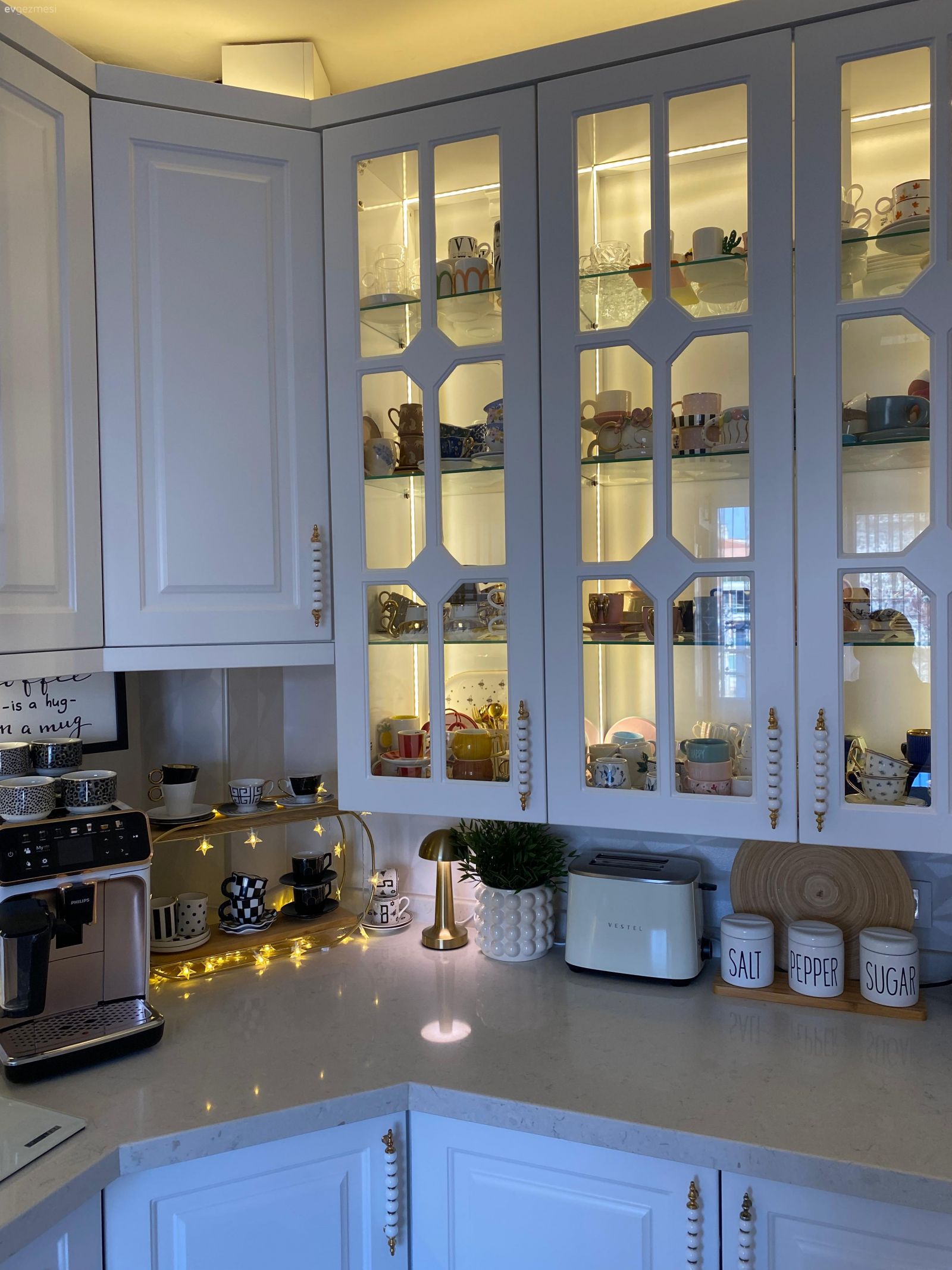 Bu İzmir Evinde Mutfak ve Balkon Keyif Konusunda Birbiriyle Yarışıyor!