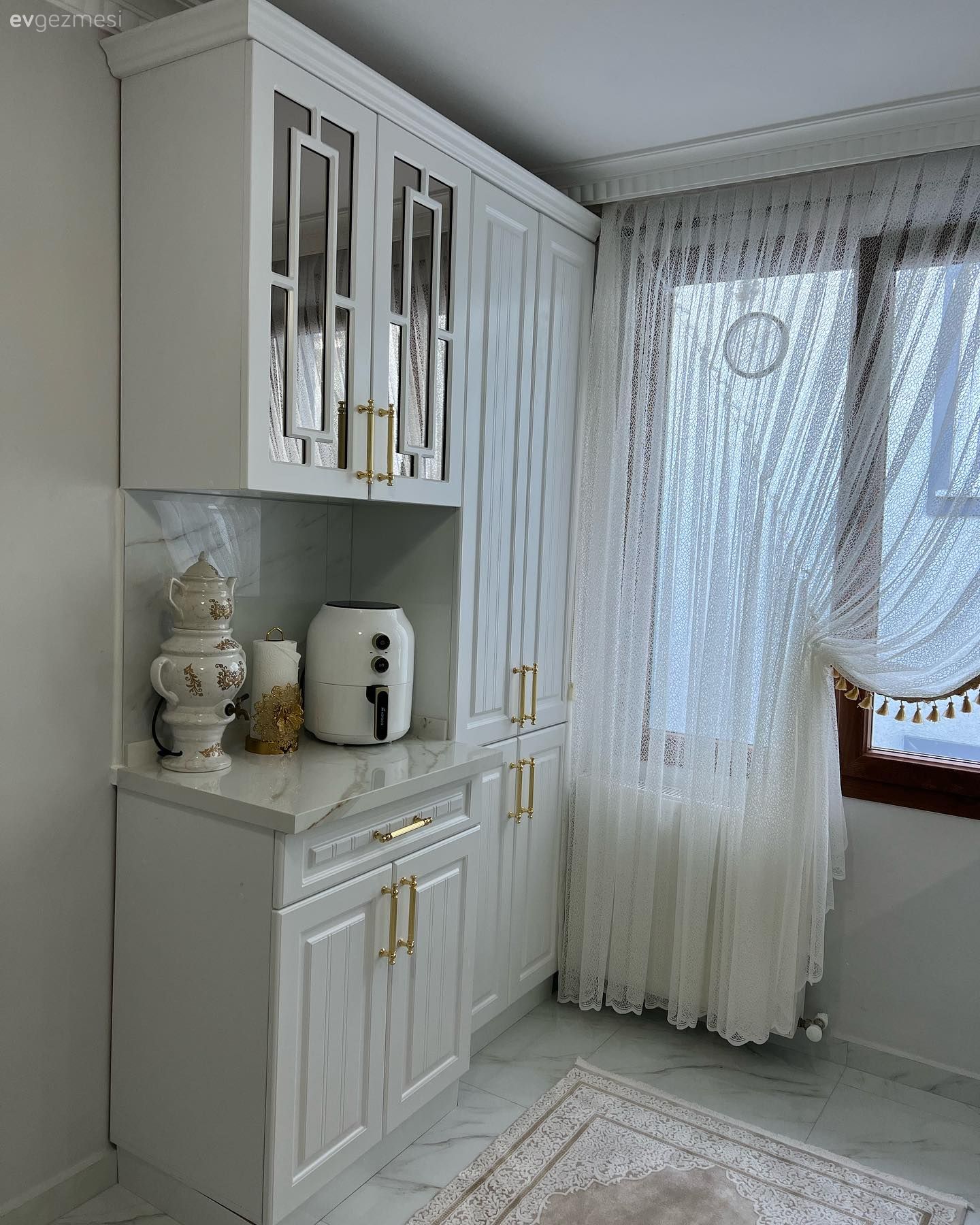 Kahve köşesi, Beyaz, Altın, Shaker kapaklı dolaplar, Mutfak, Ekstra mutfak dolabı, Mutfak perdesi, Tül perde, Perde, Kruvaze perde