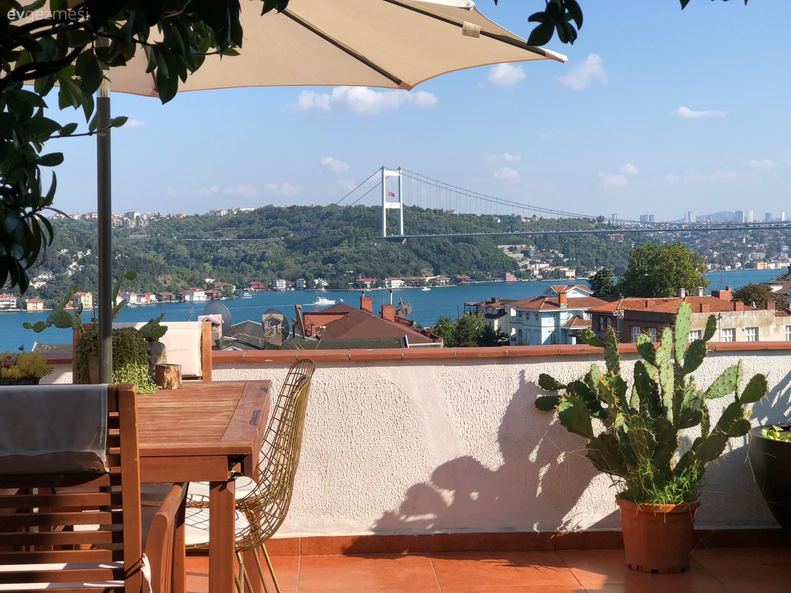 Teras, Ev bitkisi, Balkon oturma grubu, Balkon, Balkon masası, Sandalye, Ahşap Mobilya, Manzaralı evler