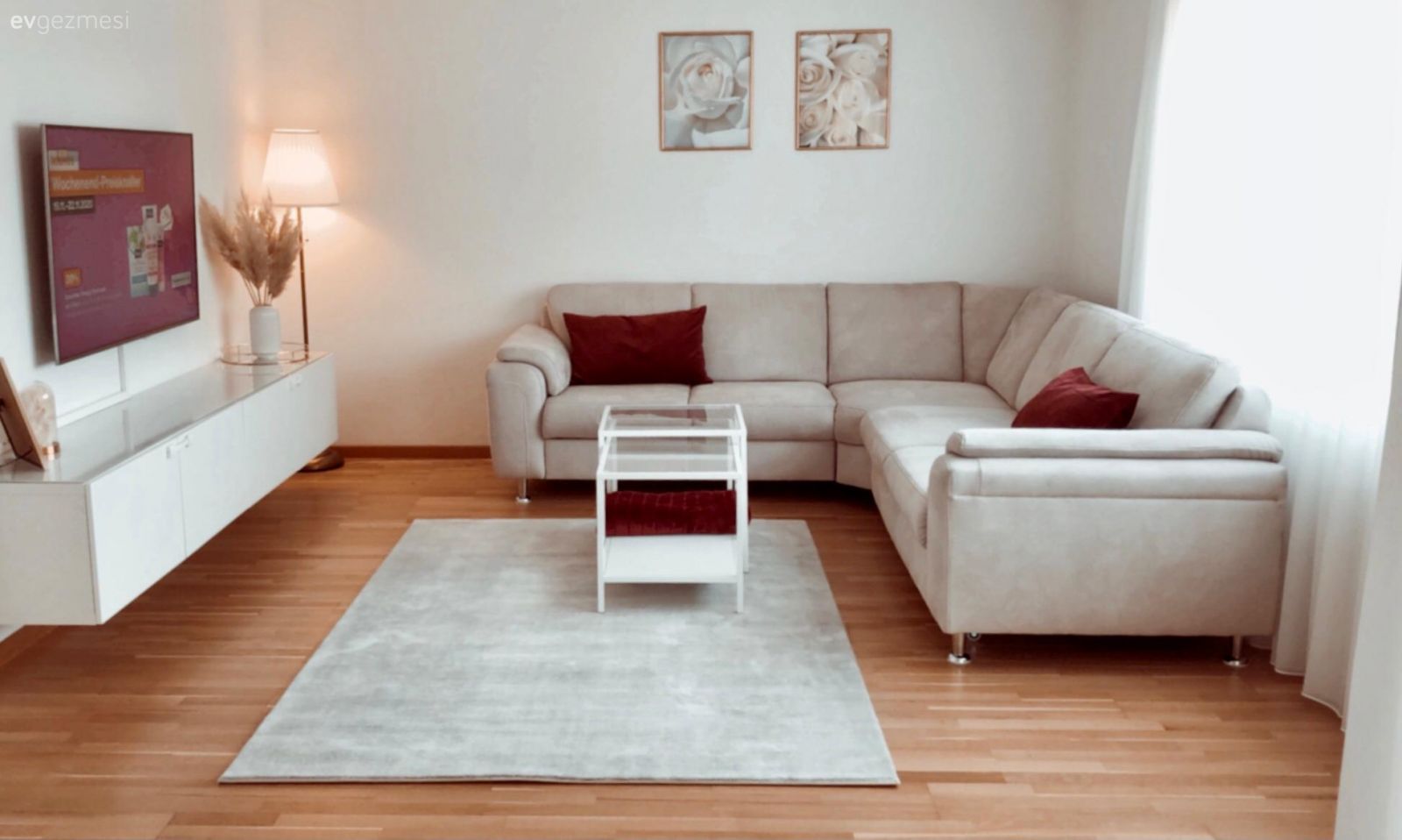 Salon, Beyaz, Bej, Kırmızı, Köşe koltuk, Koltuk takımı, Tablo, Duvar dekorasyonu, Halı, Tv ünitesi, Tv ünitesi aksesuarları, Ev Aksesuar, Kırlent, Ev tekstili, Parke