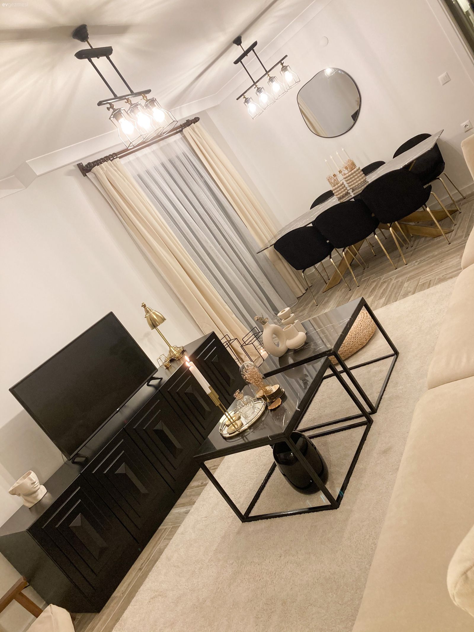 Salon, Modern, Siyah, Bej, Beyaz, Altın, Krem, Orta sehpa, Sehpa, Sehpa üstü aksesuarı, Ev Aksesuar, Avize, Aydınlatma, Salon avizesi, Sandalye, Yuvarlak ayna, Dekoratif ayna, Ayna