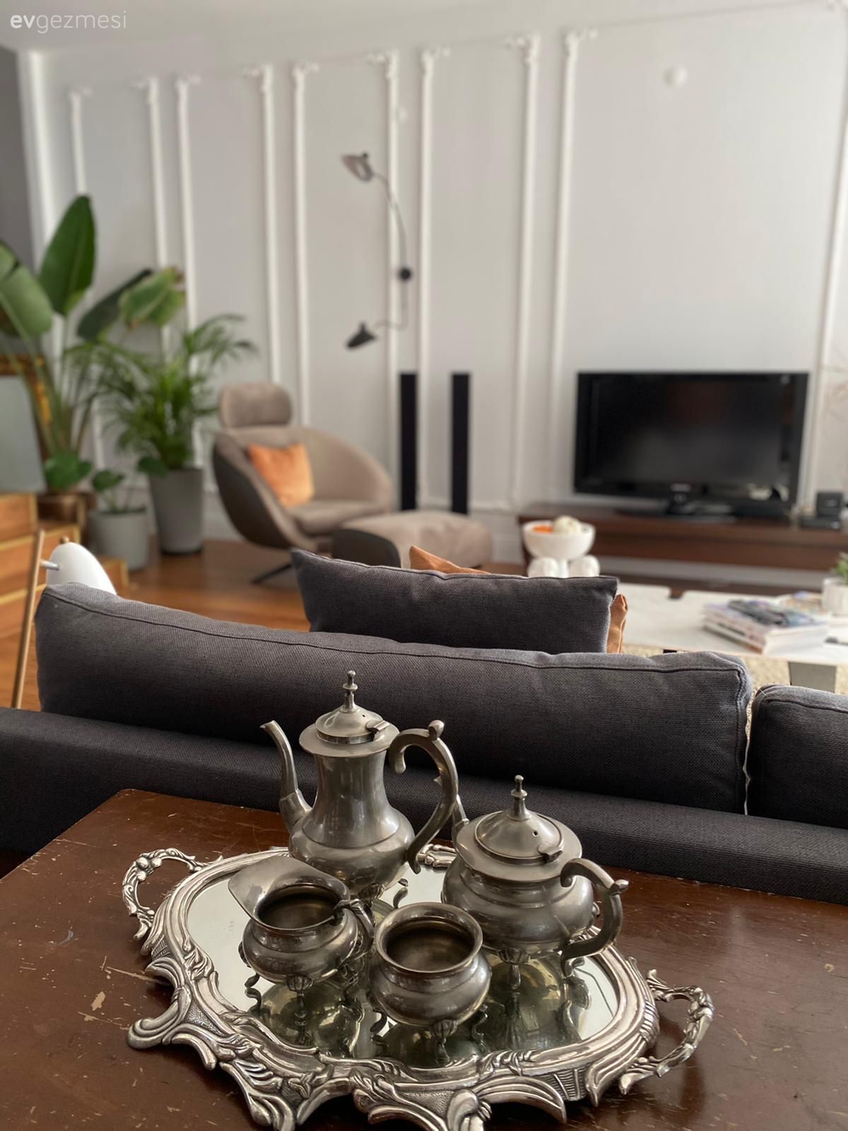 Duvar çıtalama, Beyaz, Ev bitkisi, Tv ünitesi, Gri koltuk, Orta sehpa, Sehpa, Tv ünitesi aksesuarları, Ev Aksesuar, Berjer