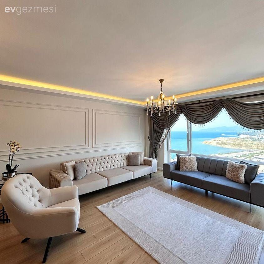 Salon, Modern, Modern chesterfield, Beyaz, Bej, Gri, Koltuk takımı, Berjer, Duvar çıtalama, Kruvaze perde, Perde, Avize, Aydınlatma, Modern klasik, Halı, Salon halısı, Led aydınlatma