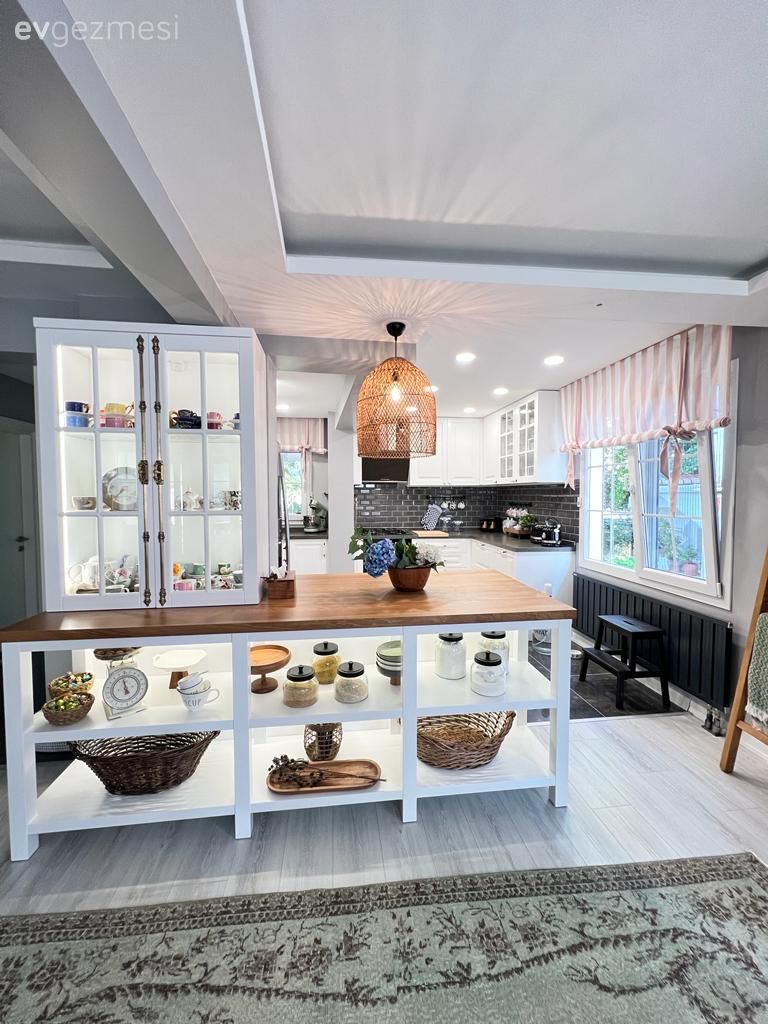 Mutfak, Amerikan Mutfak, İskandinav, Beyaz, Beyaz ve ahşap mutfak, Siyah, Mutfak tezgahı, Mutfak tezgah arası, Tezgah arası seramik, Hasır avize, Mutfak aksesuarları, Ekstra mutfak dolabı, Davlumbaz, Ankastre, Shaker kapaklı dolaplar