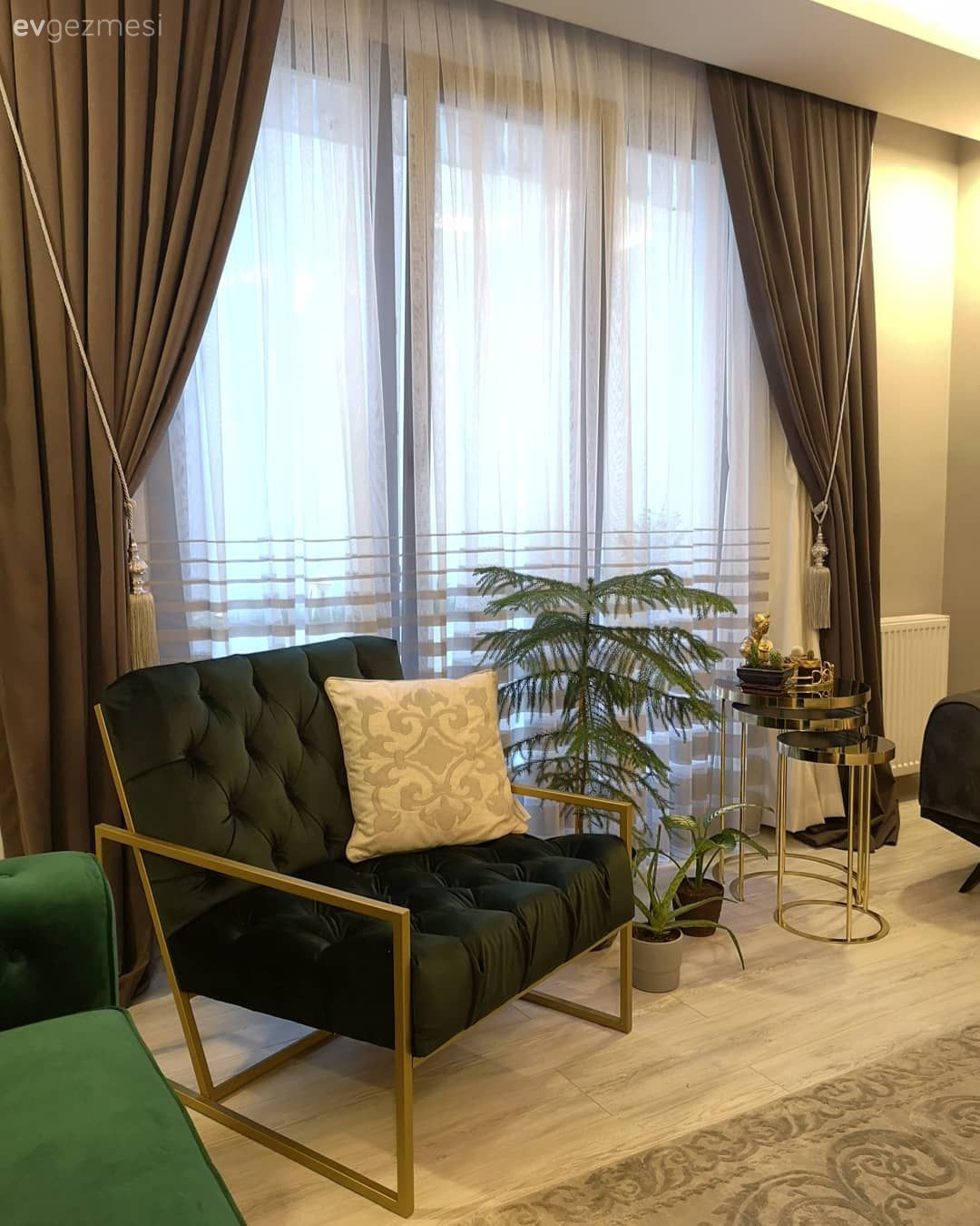 Salon, Modern klasik, Yeşil, Gri, Kapitoneli koltuk, Koltuk takımı, Metal ayaklı berjer, Berjer, Halı, Salon halısı, Fon perde, Perde, Zigon sehpa, Sehpa, Yuvarlak sehpa, Metal ayaklı sehpa, Kırlent, Ev tekstili, Ev Aksesuar, Ev bitkisi, Saksı, Dekoratif Objeler, Tül perde, Altın