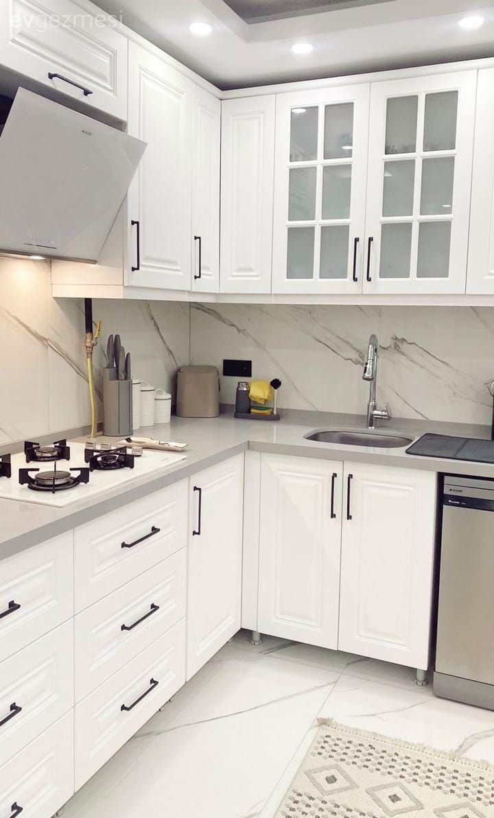 Mutfak, Beyaz, Beyaz mutfak, Mutfak tezgahı, Mutfak tezgah arası, Shaker kapaklı dolaplar, Ankastre, Davlumbaz