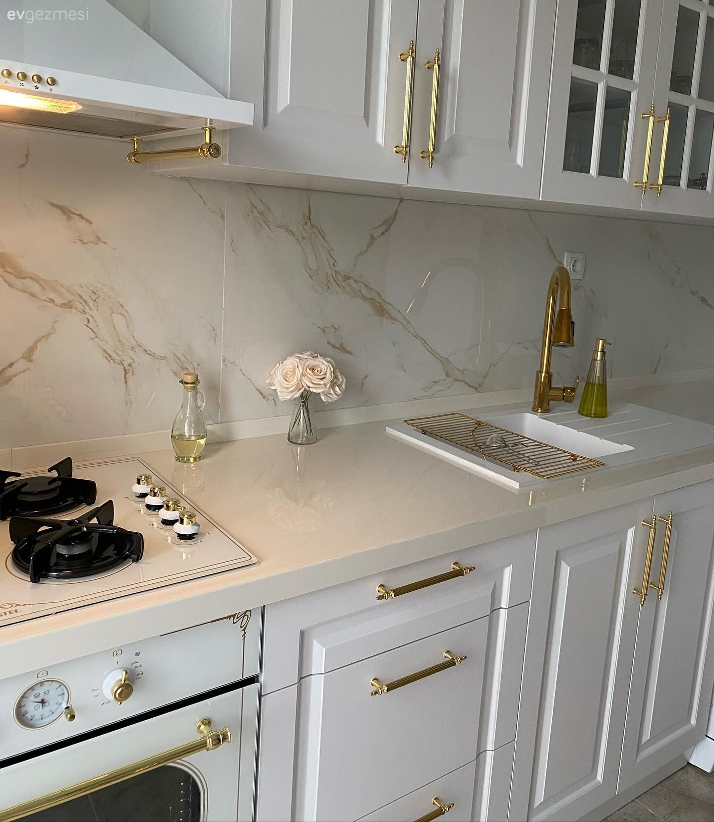 Mutfak, Beyaz, Altın, Shaker kapaklı dolaplar, Mutfak tezgahı, Mutfak tezgah arası, Tezgah arası doğal taş, Ankastre, Davlumbaz