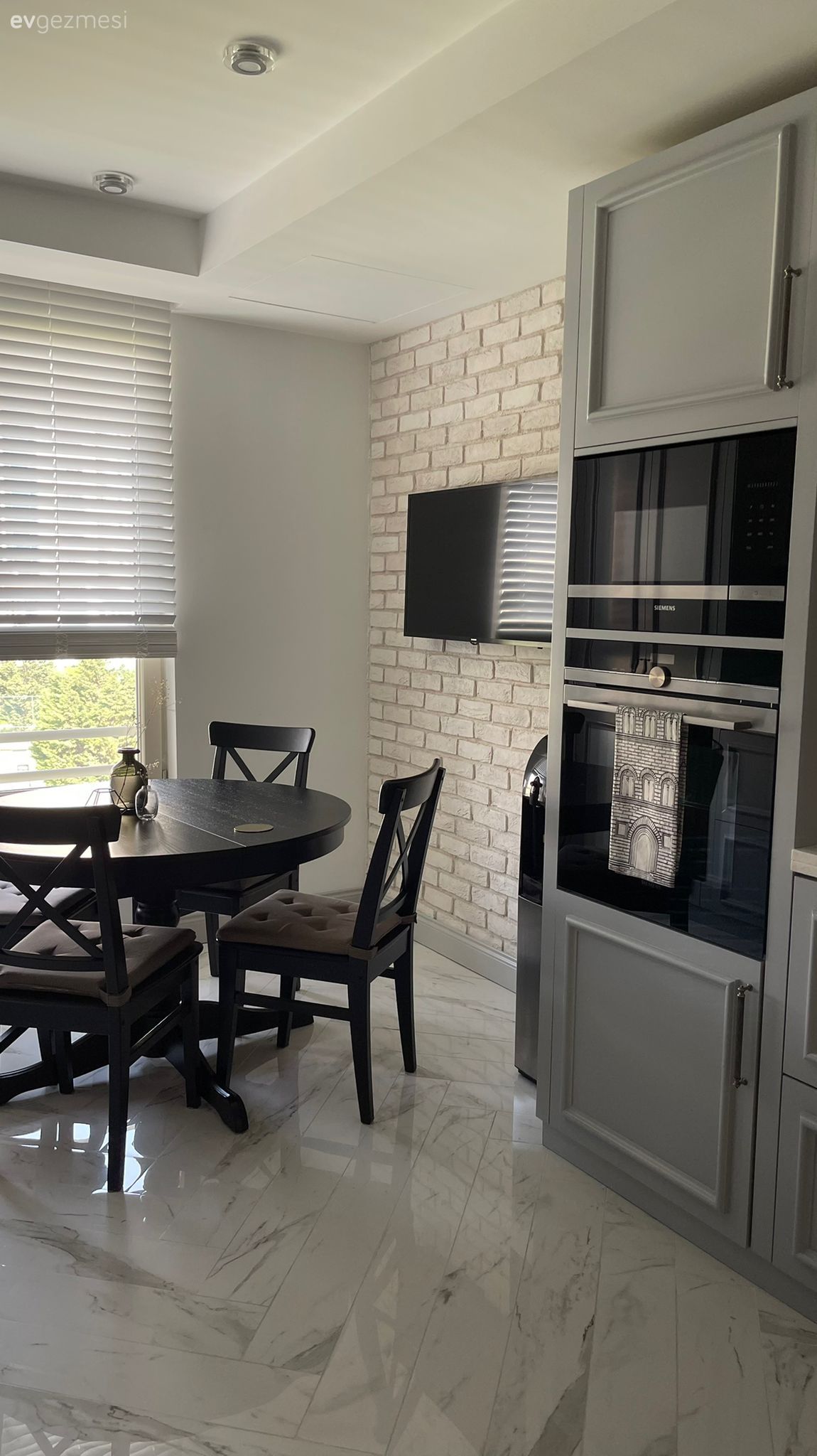 Mutfak, Beyaz, Gri, Siyah, Jaluzi, Cam Ankastre, Ankastre, Sandalye, Mutfak masası, Mutfak zemin seramikleri