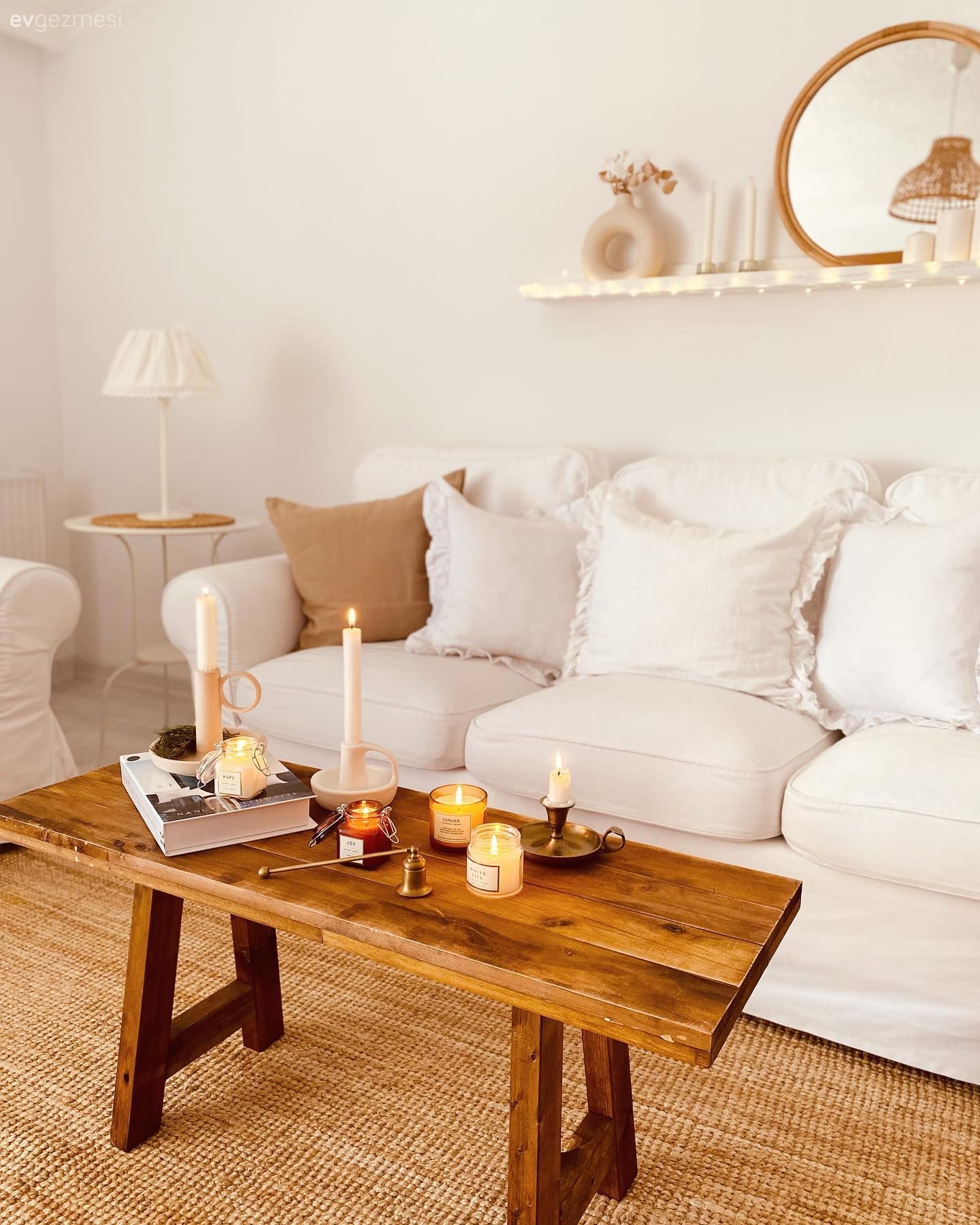 Bu Şirin Evde Beyaz ve Ahşap Her Köşede Kol Kola!