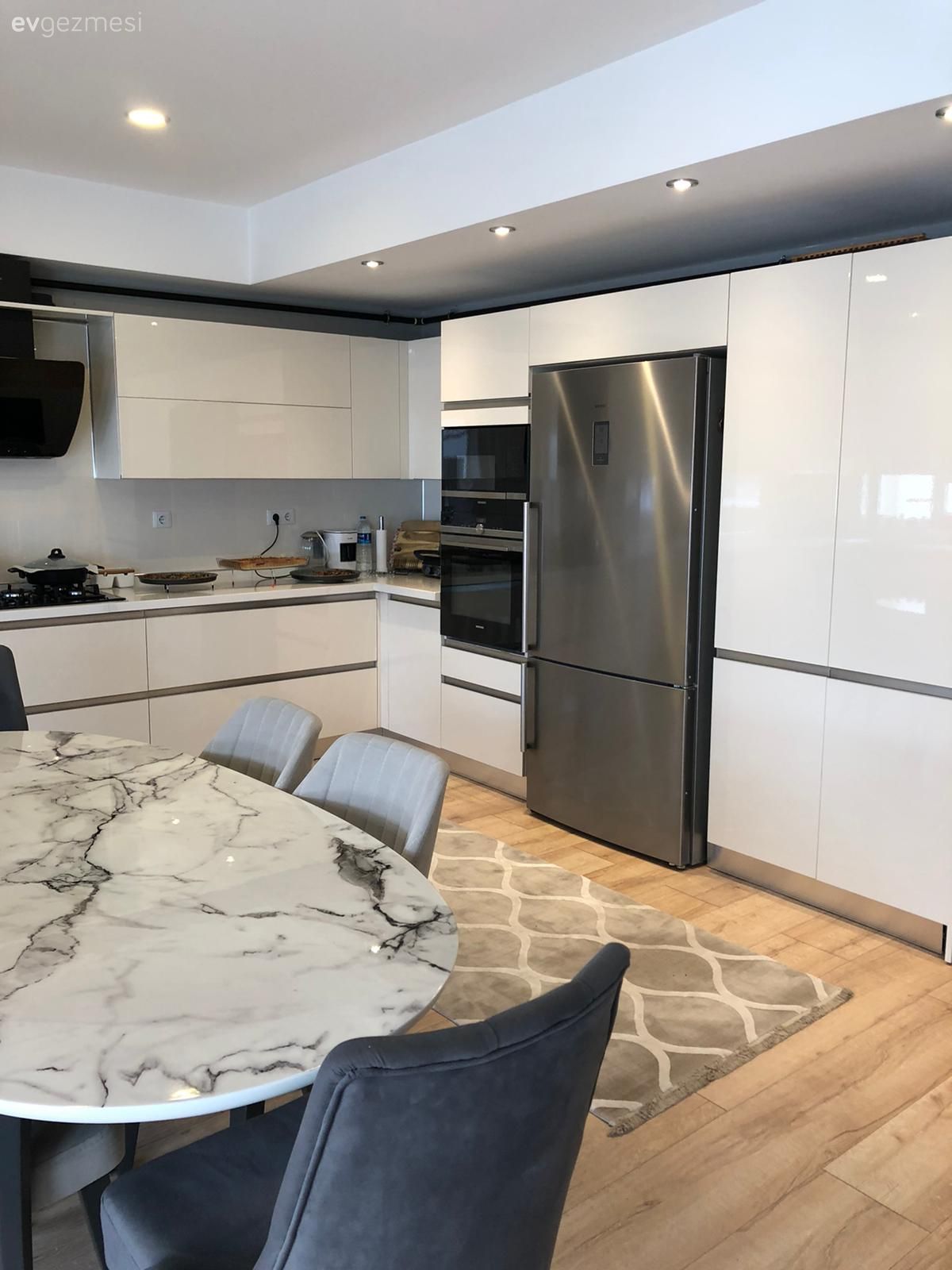 Mutfak, Beyaz, Füme, Beyaz mutfak, Mutfak tezgahı, Mutfak tezgah arası, Davlumbaz, Ankastre, Parke, Mutfak masası, Sandalye, Spot aydınlatma, Aydınlatma, Mutfak halısı, Geometrik desen, Desenler
