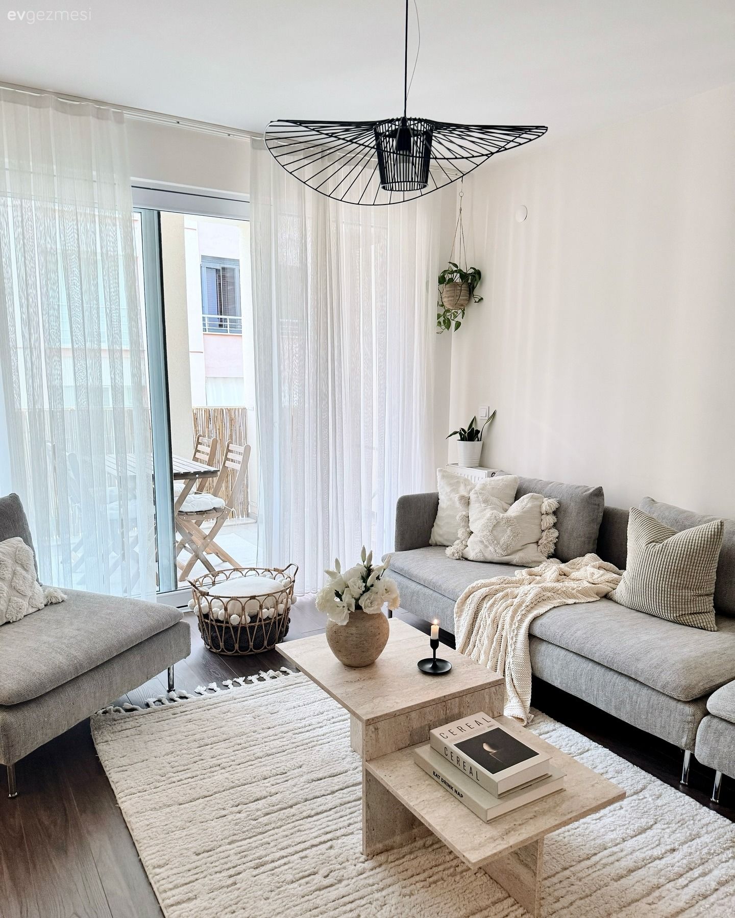 Bu Açık Mutfaklı Evde Salaş Şıklık Esas Alınmış