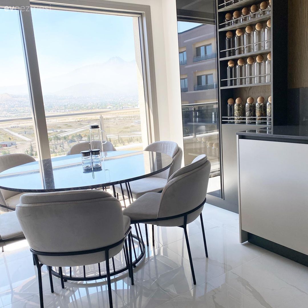 Mutfak, Beyaz, Siyah, Kulpsuz mutfak dolabı, Mutfak tezgahı, Mutfak tezgah arası, Tezgah arası seramik, Mutfak masası, Sandalye, Mutfak zemin seramikleri