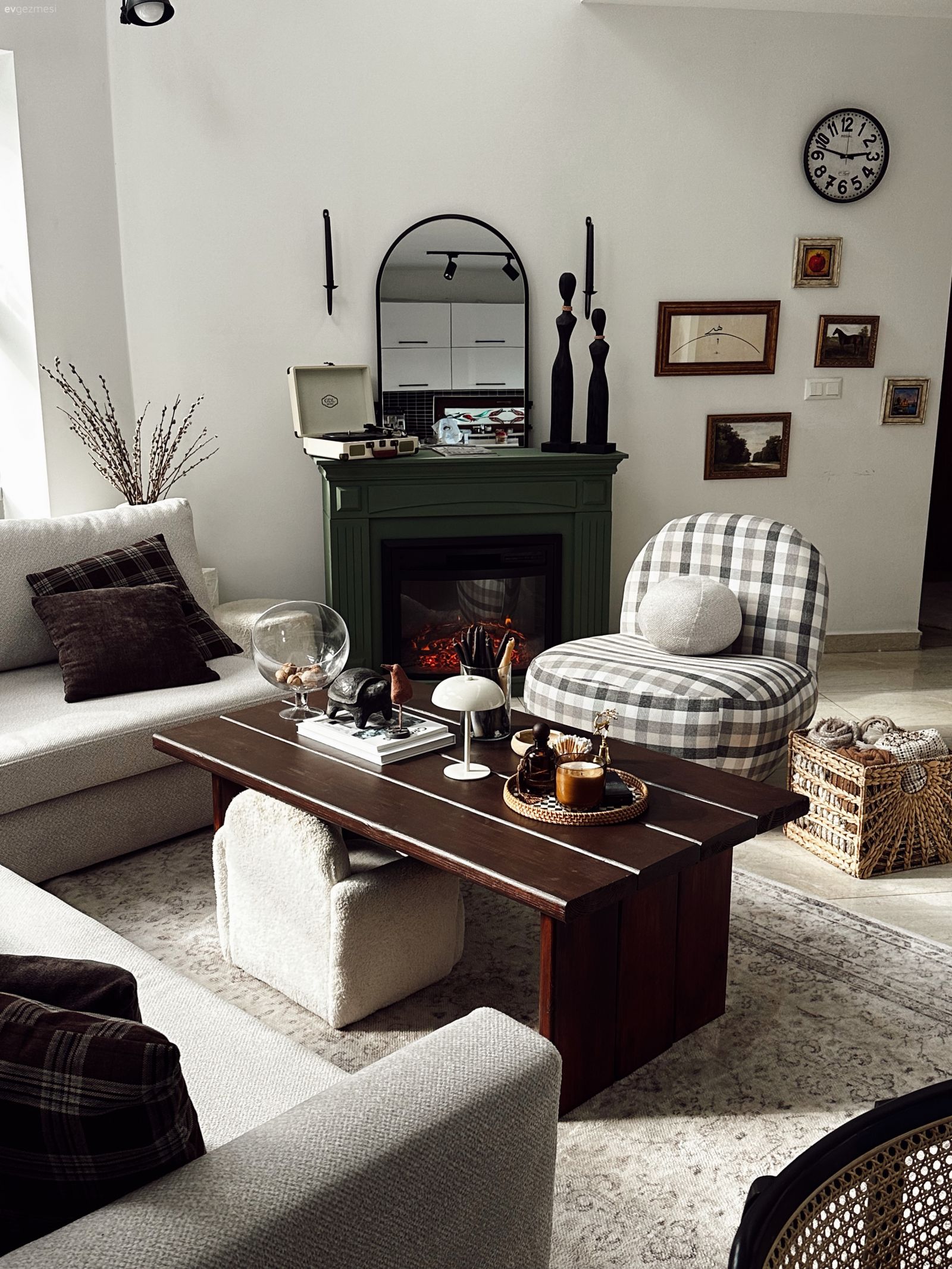 Yüksek Tavanlı Bu Evde Mutfakta Vitray Sürprizi Var