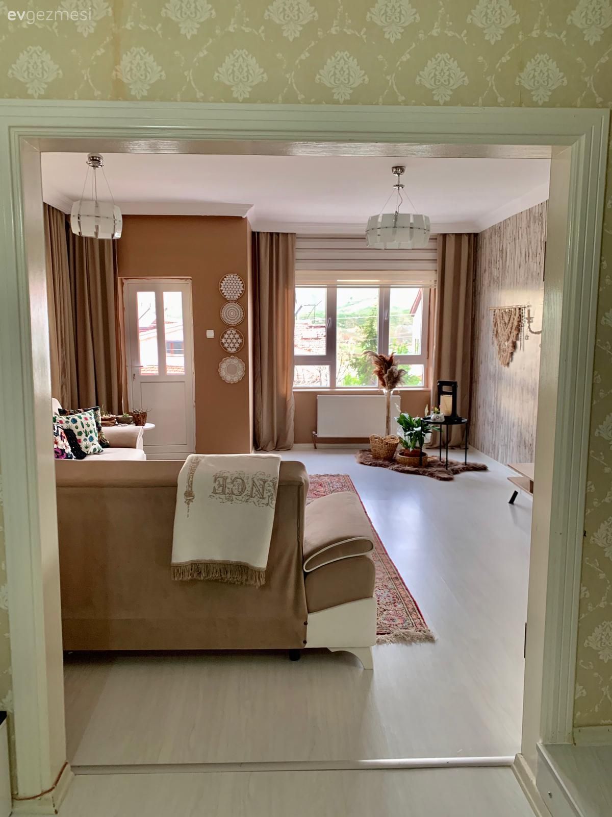 Duvar kağıdı, Duvar dekorasyonu, Krem, Beyaz, Vizon, Kahverengi, Köşe koltuk, Koltuk takımı, Halı, Salon halısı, Fon perde, Perde, Avize, Aydınlatma, Makrome, Parke