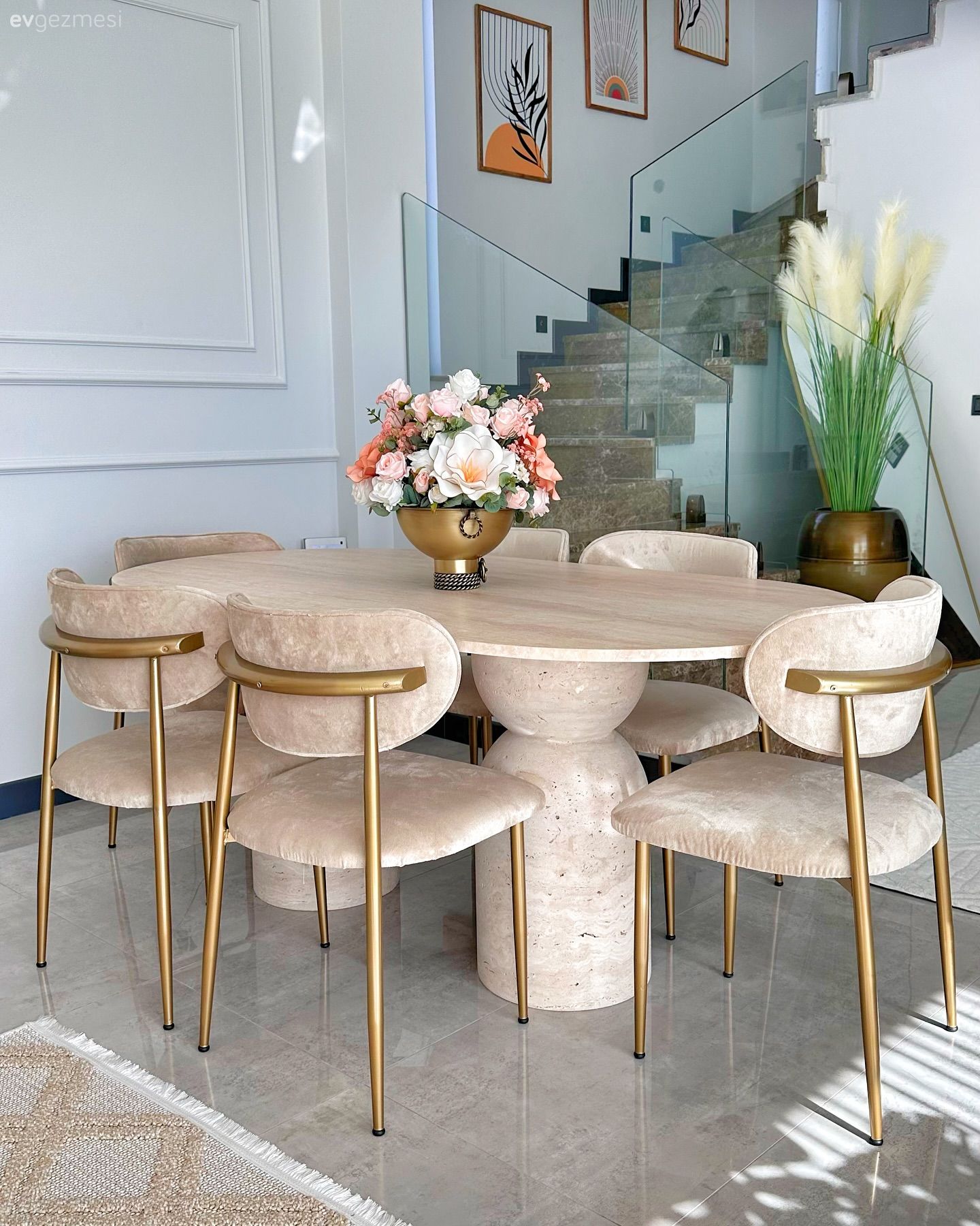 Ferahlık ve Şıklıkla Kuşanan Bu Salonda Eksik Yok