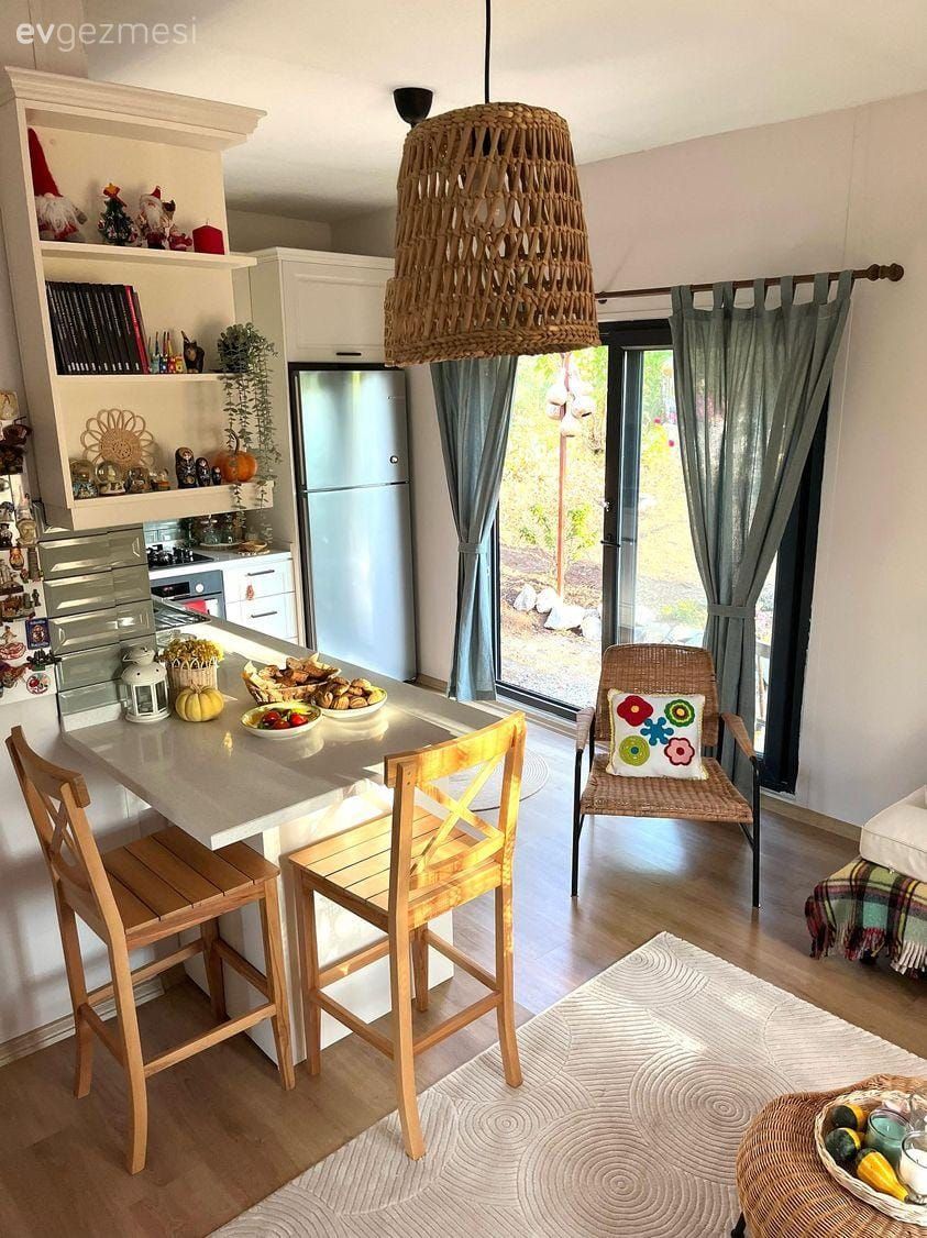 Müstakil Ev, Açık konsept yaşam alanı, Mutfak, Amerikan Mutfak, Beyaz, Beyaz ve ahşap mutfak, Yeşil, Duvar rafı, Duvar dekorasyonu, Bar masa & sandalyeleri, Mutfak perdesi, Hasır avize, Mutfak aksesuarları, Halı