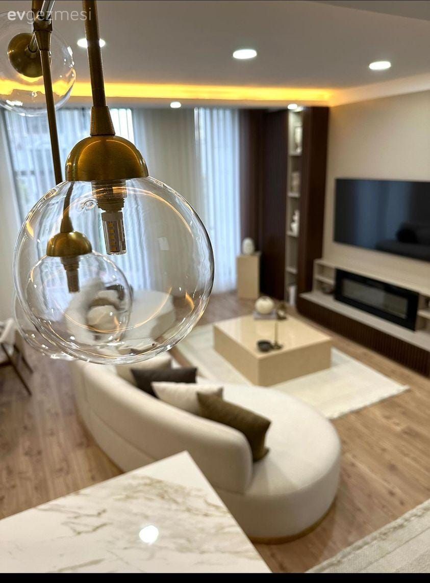 Salon, Modern, Beyaz, Siyah, Kahverengi, Altın, Köşe koltuk, Koltuk takımı, Tv ünitesi, Tv ünitesi aksesuarları, Ev Aksesuar, Orta sehpa, Sehpa, Halı, Salon halısı, Tül perde, Perde, Fon perde, Avize, Aydınlatma, Parke
