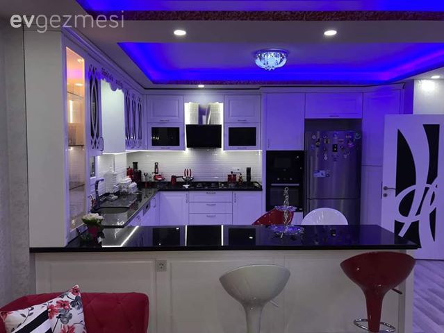 Klasik Şıklıktaki Bu Evin Tavanları Parıldamadan Duramıyor!