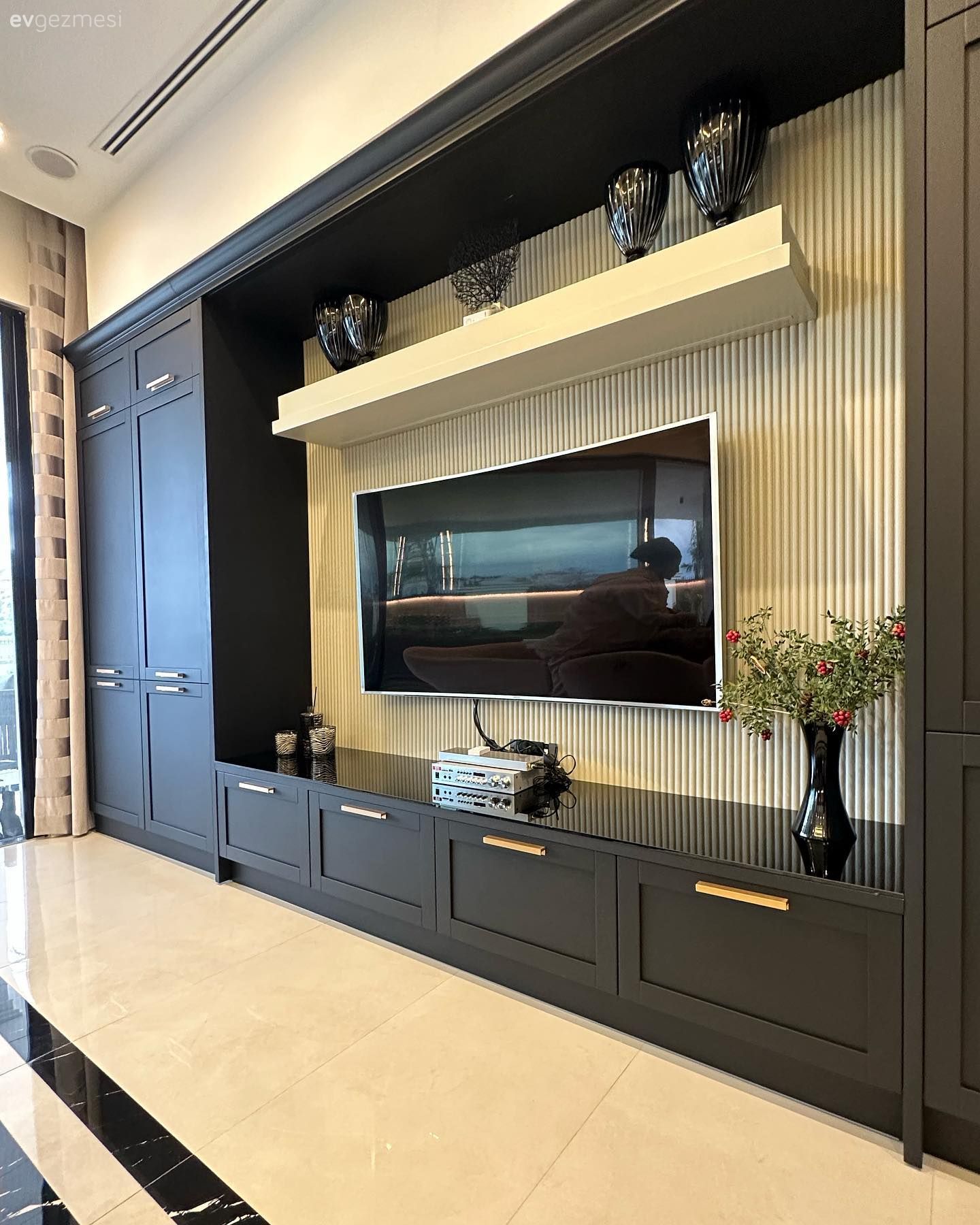 Mutfak, Beyaz, Siyah, Altın, Mutfak duvar dekorasyonu, Tv ünitesi, Tv ünitesi aksesuarları, Ev Aksesuar, Mutfak zemin seramikleri, Mutfak aksesuarları
