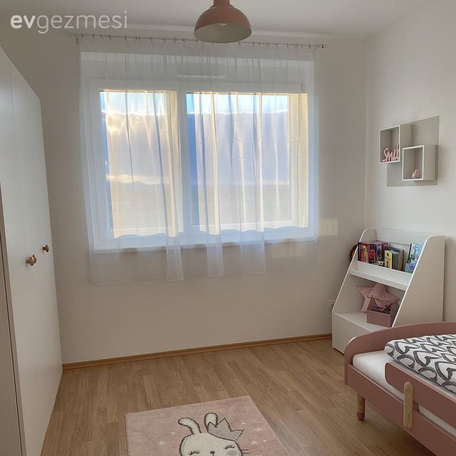 Çocuk Odası, Pudra pembe, Beyaz, Çocuk odası duvar dekorasyonu, Çocuk odası halısı, Dolap, Çerçeve, Çocuk odası perdesi