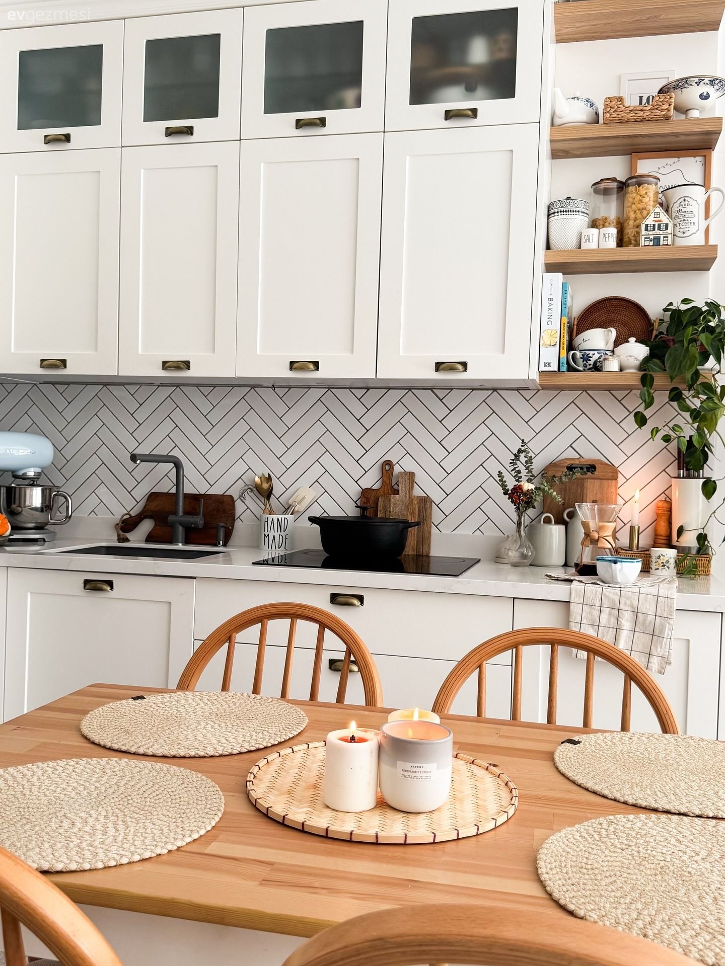 Kademeli Dolaplarla Alan Kazanan Bir Bodrum Mutfağı