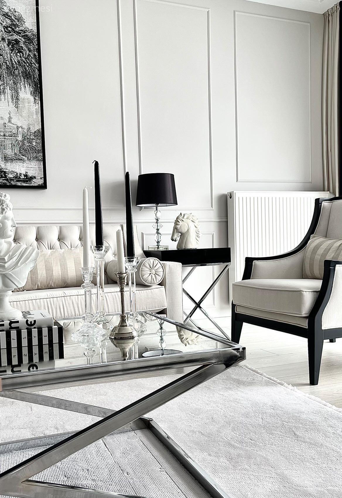 Salon, Beyaz, Siyah, Modern, Koltuk takımı, Duvar çıtalama, Tablo, Duvar dekorasyonu, Kırlent, Ev tekstili, Halı, Salon halısı, Metal ayaklı sehpa, Sehpa, Dekoratif Objeler, Berjer, Abajur, Aydınlatma, Çizgili desen, Desenler