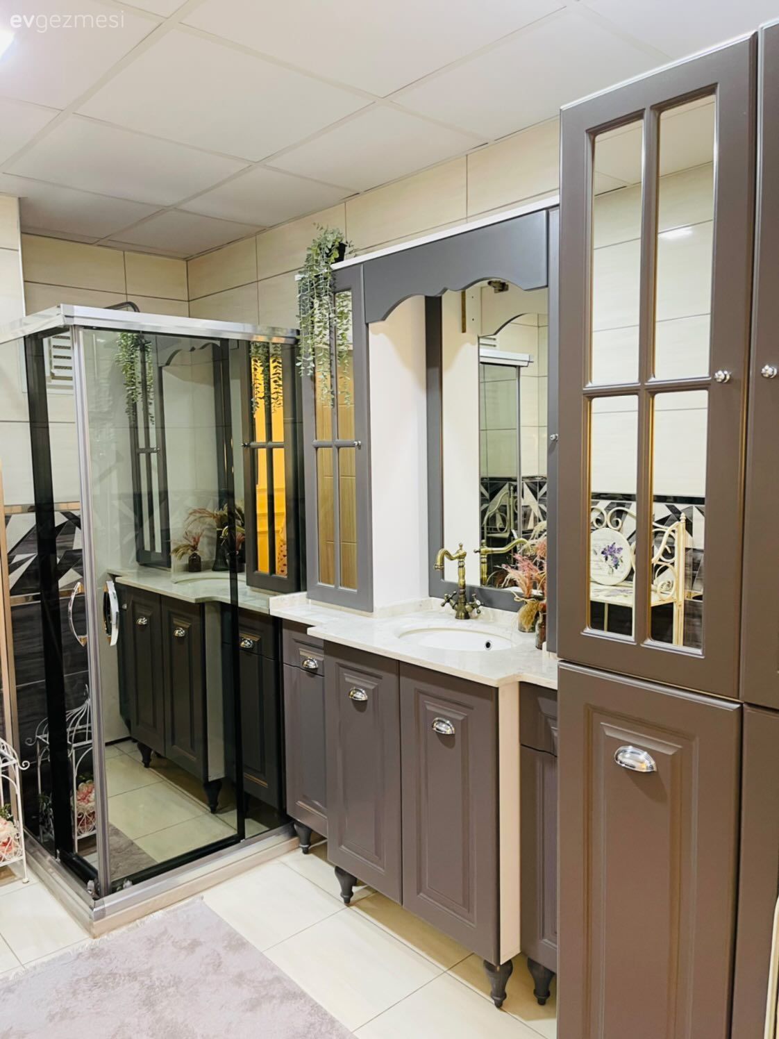 Banyo, Modern banyo, Gri, Beyaz, Banyo dolabı, Banyo aynası, Banyo paspası, Banyo seramikleri, Banyo aksesuarları, Duşakabin