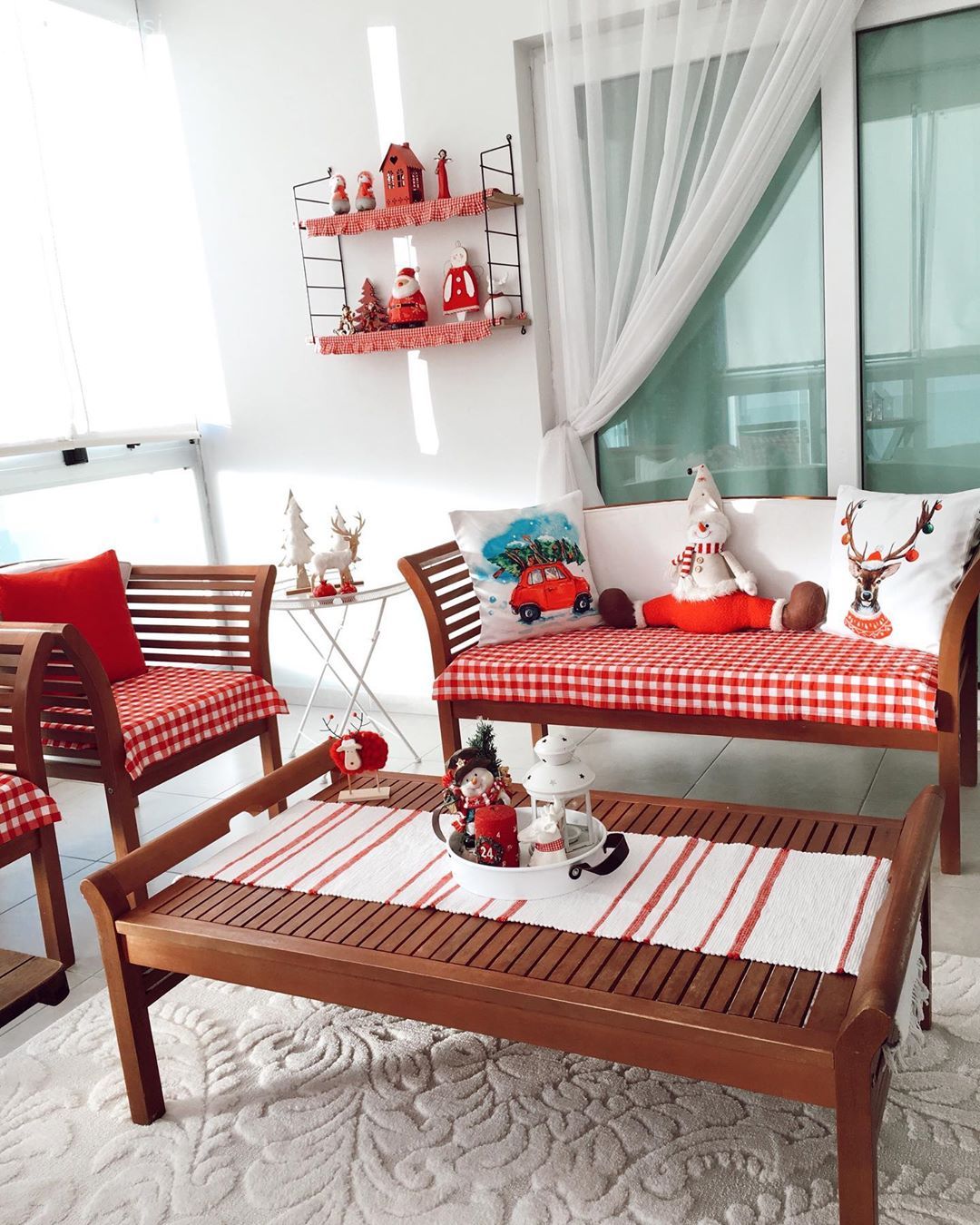 Balkon, Kış bahçesi, Turuncu, Beyaz, Balkon oturma grubu, Ahşap Mobilya, Balkon perdesi, Kırlent, Ev tekstili, Balkon masası, Balkon duvar dekorasyonu, Balkon halısı, Ekose desen, Desenler, Çiçekler