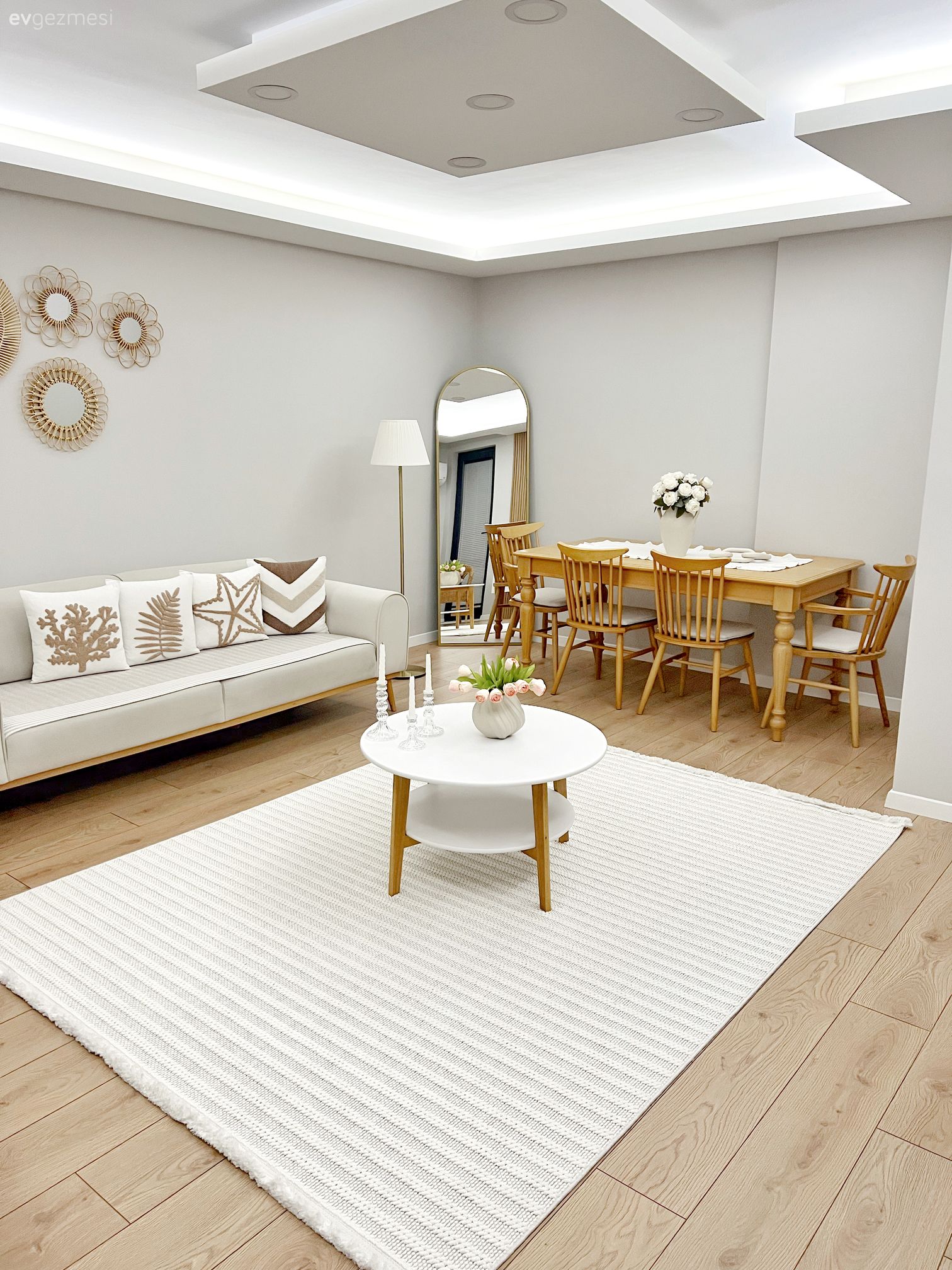 Salon, İskandinav, Bohem Dekorasyon, Krem, Bej, Beyaz, Ahşap Mobilya, Koltuk takımı, Halı, Salon halısı, Beyaz halı, Orta sehpa, Sehpa, Led aydınlatma, Aydınlatma, Parke, Yemek masası, Sandalye, Duvar dekorasyonu