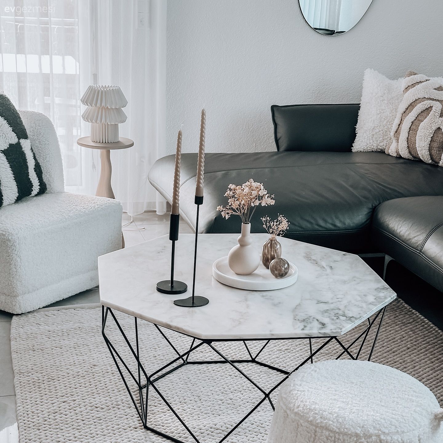 Bu Sofistike Evde Beyaz ve Siyah Dışındaki Renkler Pek Sevilmiyor!