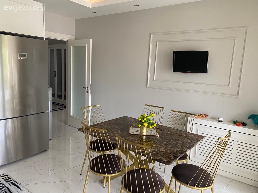 Mutfak, Beyaz, Siyah, Mutfak tezgahı, Mutfak tezgah arası, Ankastre, Kulpsuz mutfak dolabı, Sandalye, Mutfak masası, Duvar çıtalama