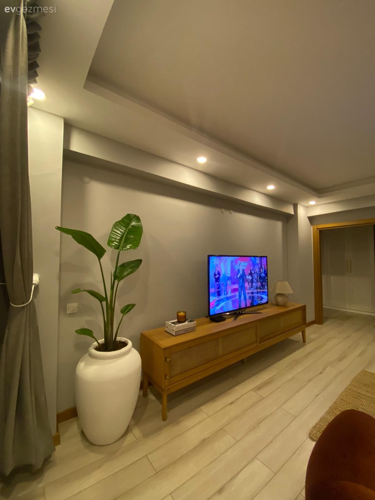 Gri duvar, Ahşap Mobilya, Spot aydınlatma, Aydınlatma, Vazo, Ev Aksesuar, Beyaz, Fon perde, Perde, Tv ünitesi, Tv ünitesi aksesuarları, Parke, Ev bitkisi