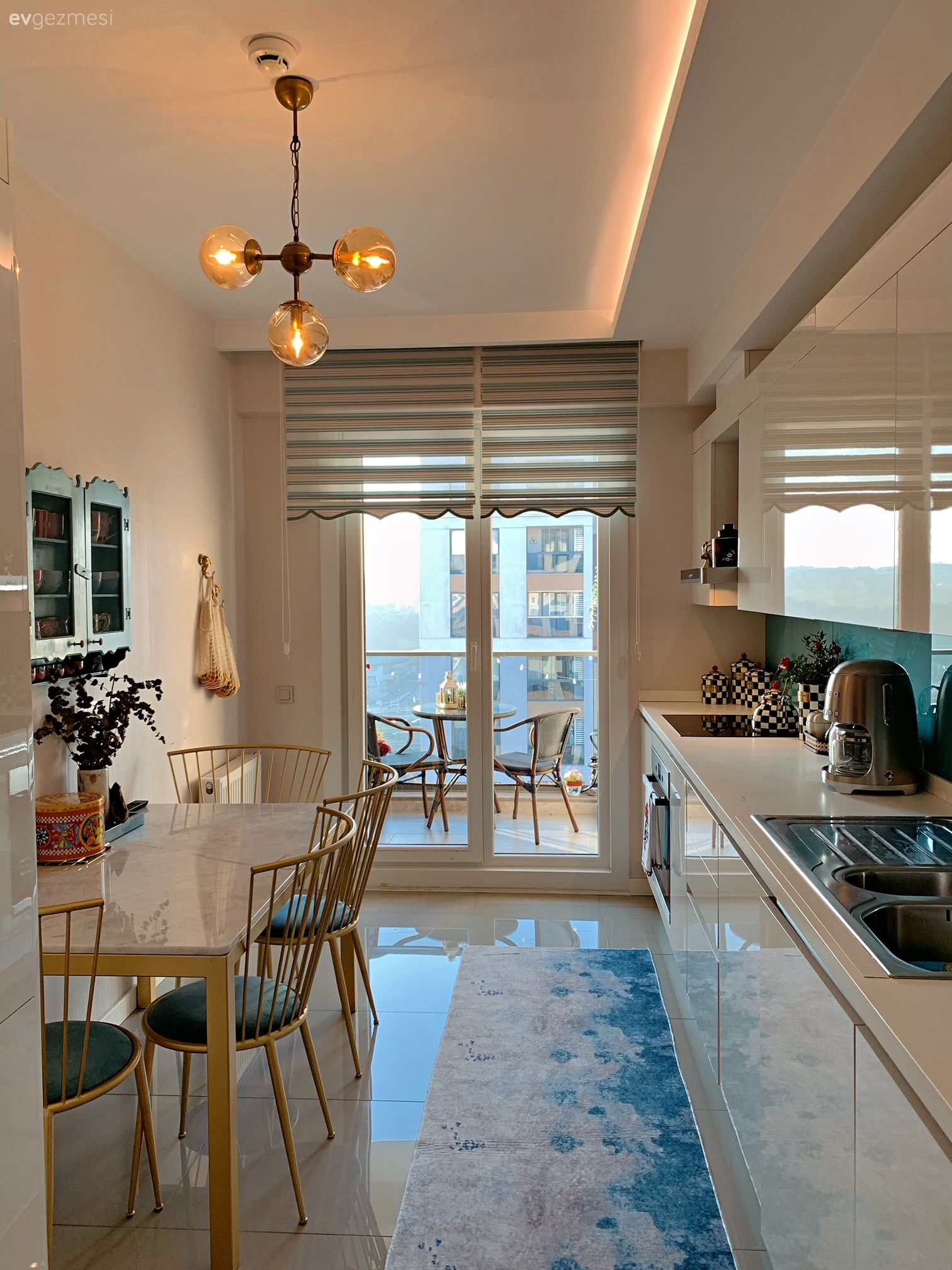 Beyaz ve Mint Yeşilini Buluşturan Bu Mutfak Çok  Zarif