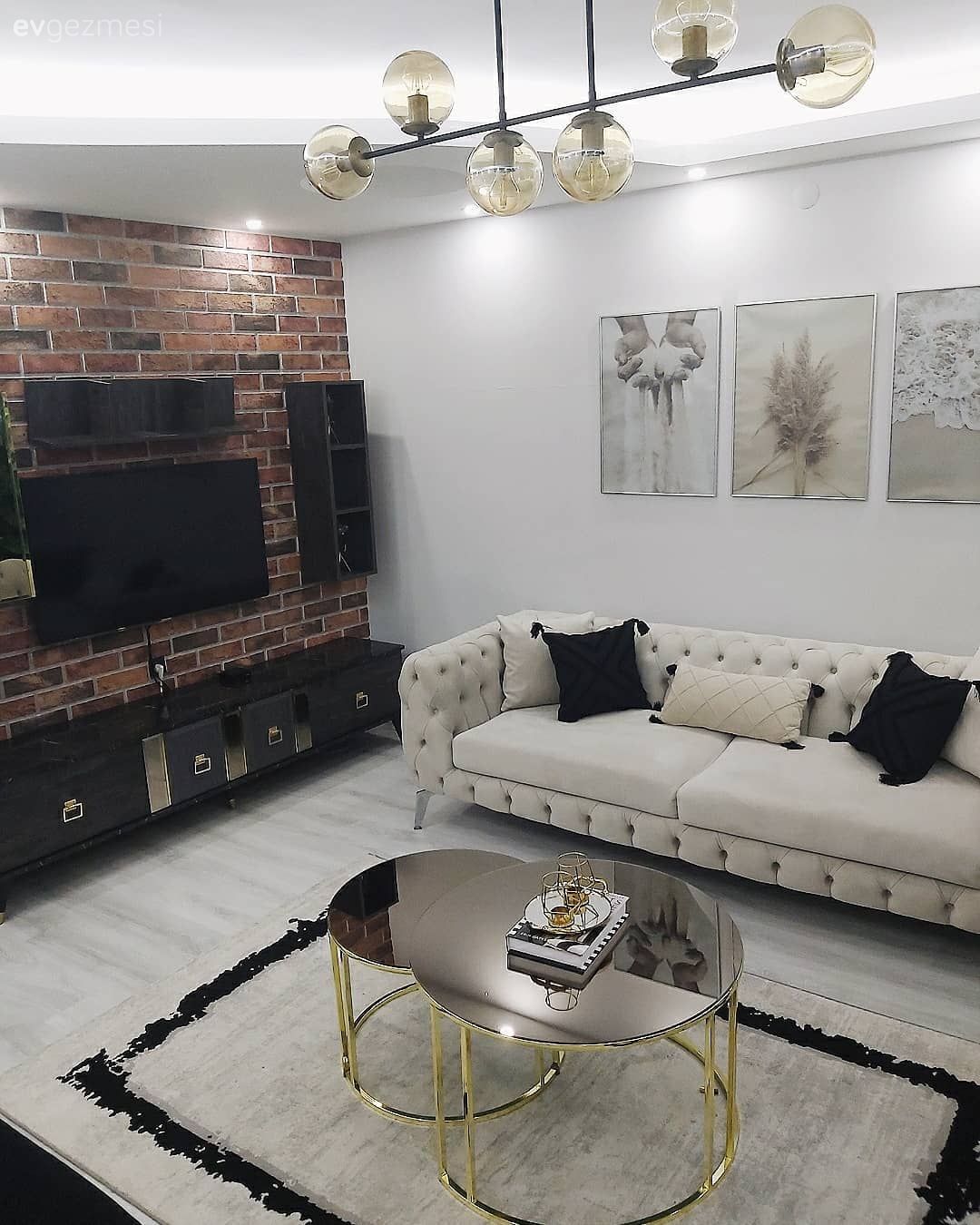 Salon, Modern, Krem, Bej, Siyah, Altın, Koltuk takımı, Modern chesterfield, Orta sehpa, Sehpa, Halı, Salon halısı, Led aydınlatma, Aydınlatma, Duvar saati, Duvar dekorasyonu, Ev bitkisi, Tül perde, Perde, Yuvarlak sehpa, Taş duvar, Tablo, Avize