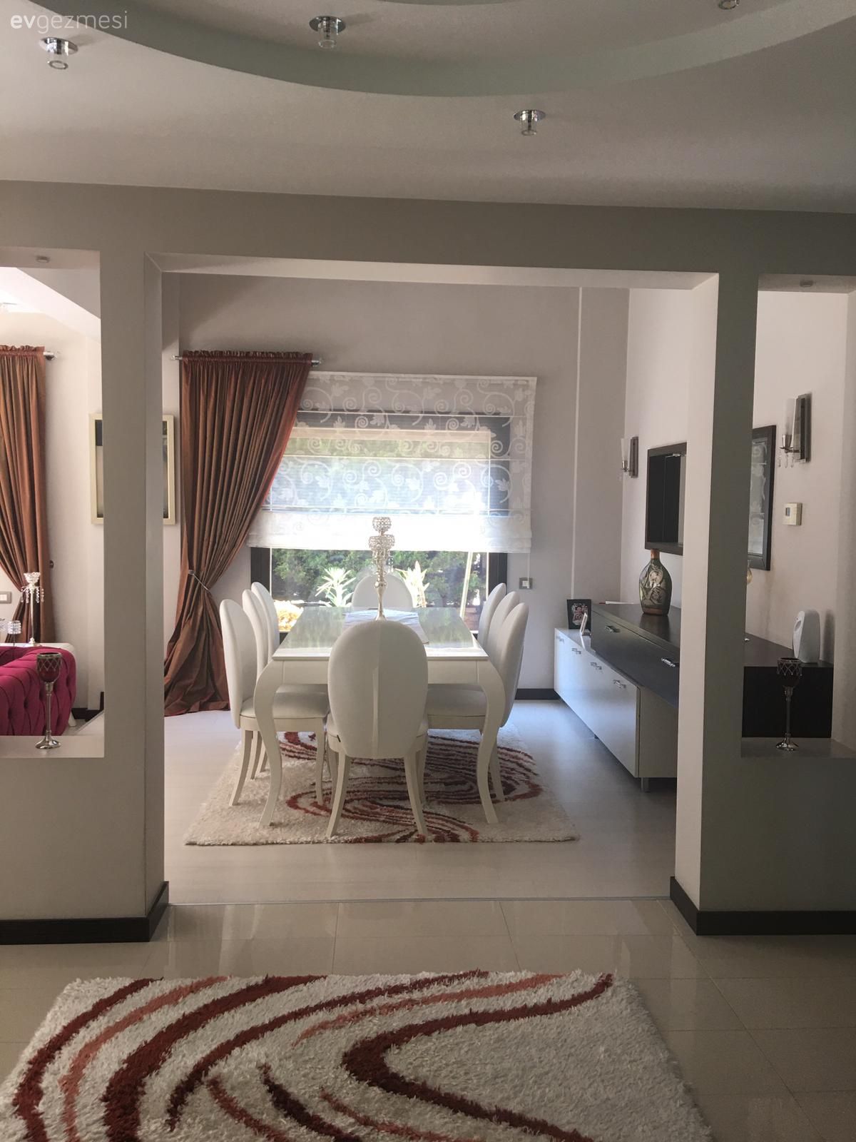 Yemek Odası, Beyaz, Kırmızı, Kahverengi, Stor perde, Tv ünitesi, Tv ünitesi aksesuarları, Ev Aksesuar, Yemek masası, Sandalye, Halı, Tavan dekorasyon