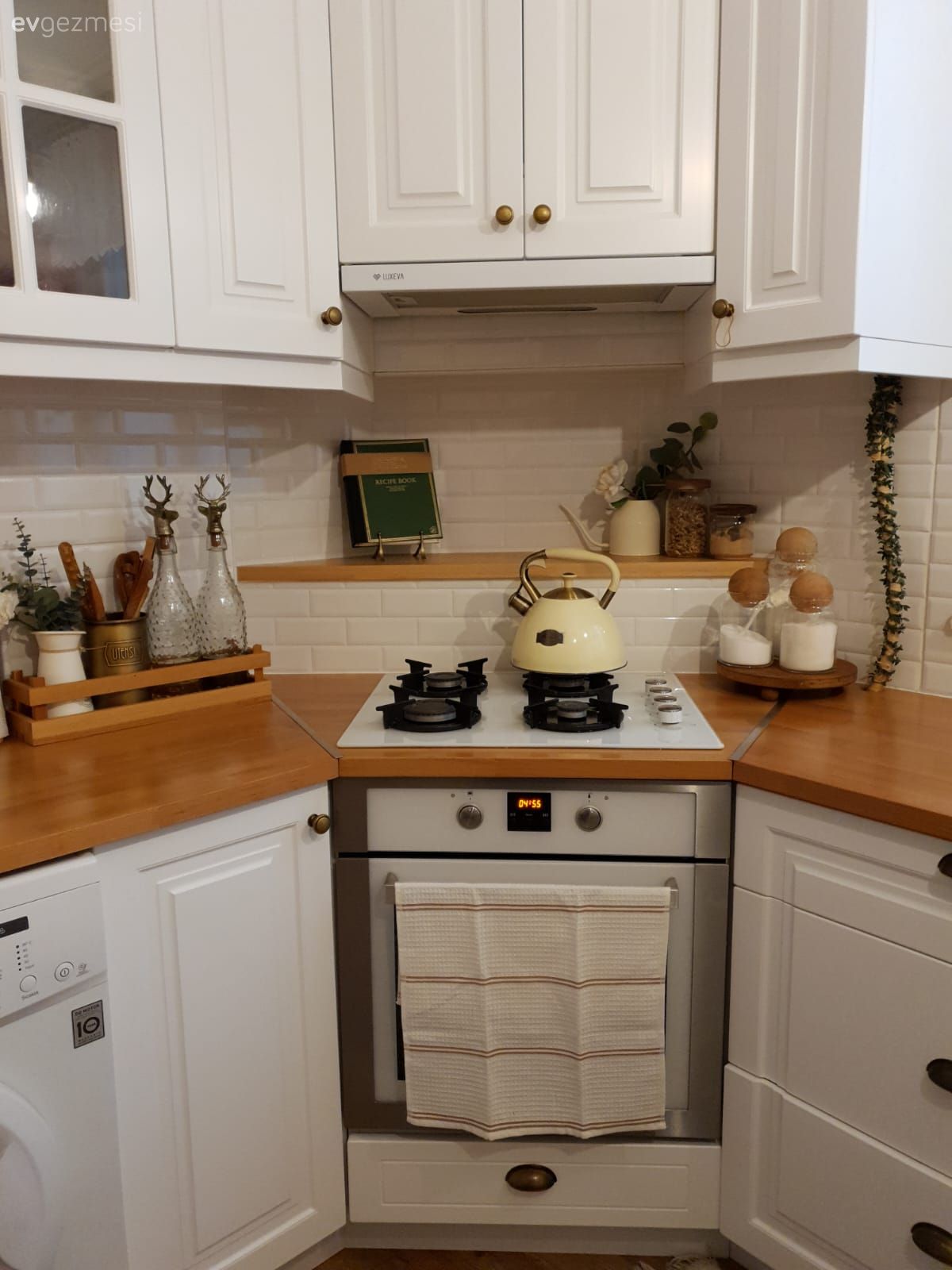 Mutfak, Country, Beyaz ve ahşap mutfak, Shaker kapaklı dolaplar, Ahşap mutfak tezgahı, Mutfak tezgahı, Beyaz, Vizon, Mutfak rafı, Tabure, Mutfak halısı, Ev bitkisi, Mutfak tezgah arası, Metro seramik, Seramik, Mutfak aksesuarları