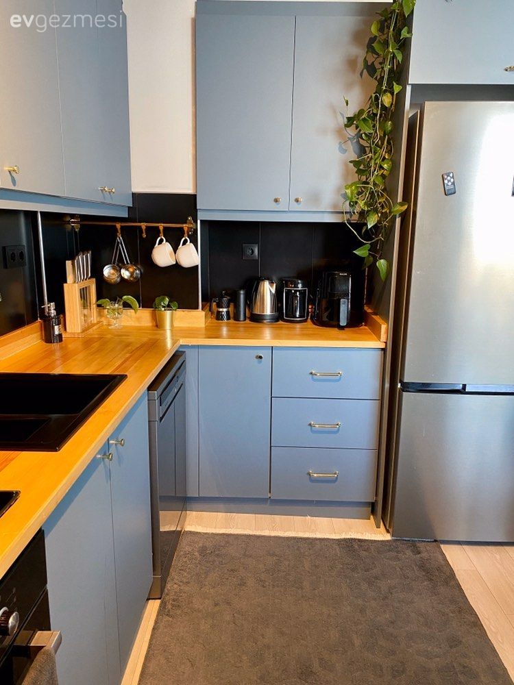 Mutfak, Gri, Siyah, Beyaz, Ahşap mutfak tezgahı, Mutfak tezgahı, Mutfak tezgah arası, Tezgah arası seramik, Mutfak halısı, Ev bitkisi