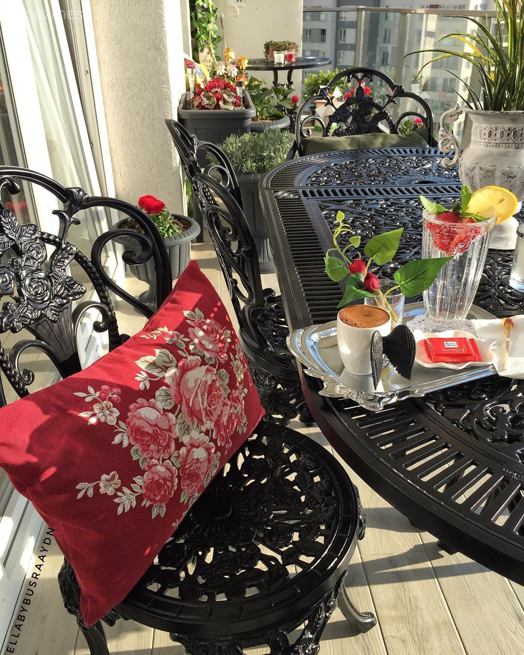 Balkon, Ferforje, Siyah, Balkon masası, Metal sandalye, Kırlent, Sunum, Balkon çiçekleri