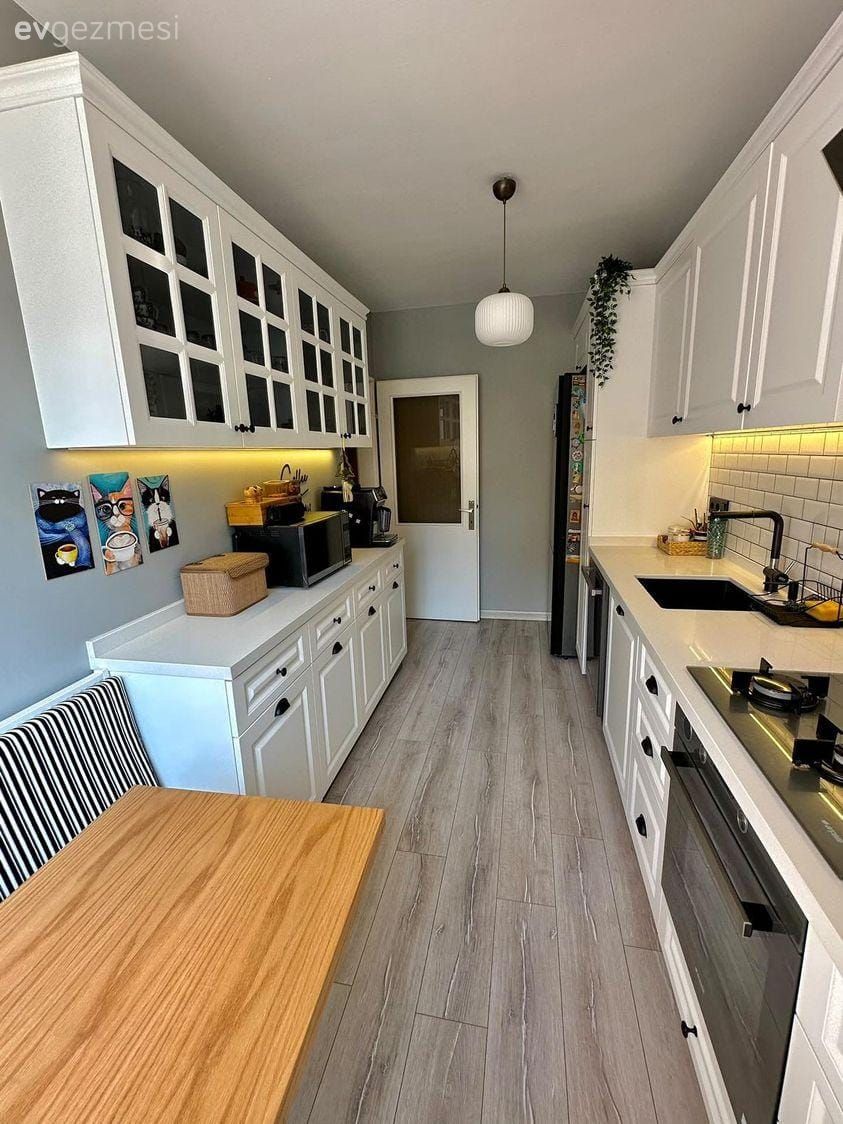 Mutfak, Beyaz, Siyah, Çizgili desen, Desenler, Mutfak tezgahı, Mutfak tezgah arası, Tezgah arası seramik, Mutfak köşesi, Mutfak masası, Ekstra mutfak dolabı, Parke, Mutfak aksesuarları, Kahve köşesi