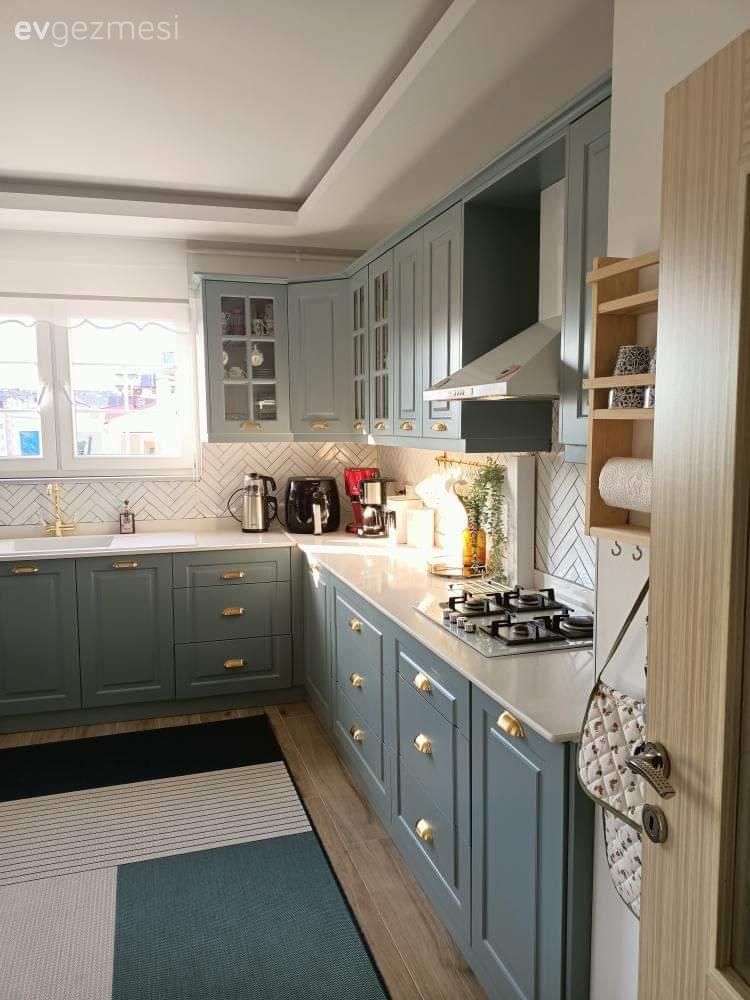 Mutfak, Yeşil mutfak, Yeşil, Beyaz, Gri, Mutfak tezgahı, Mutfak tezgah arası, Tezgah arası seramik, Mutfak aksesuarları, Mutfak halısı, Mutfak Avize Modelleri, Davlumbaz, Mutfak rafı, Mutfak perdesi, Pencere önü eviye, Eviye 
